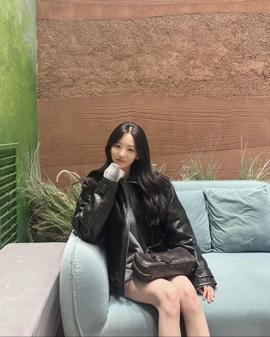 26년 제일 주목해야 할 잇템💡
아빠 옷 같지 않은, 미우미우 하프집업으로 시도해 봐😉🩶
요즘 여러 브랜드에서 자주 보이는 하프집업, 조이현이 착용한 미우미우 캐시미어 하프 지퍼 스웨터는 어떨까요? 부드러운 캐시미어 소재로 포근하게 착용할 수 있고, 하프 지퍼 디테일 덕분에 얼굴은 작아 보이고 레이어드하기 좋습니다.
특히 스포티하면서도 쿨한 무드가 느껴져, 조이현처럼 스웨이드 스커트와 레더 재킷 같은 서로 다른 질감의 아이템을 매치하면 캐주얼하면서도 페미닌한 믹스매치 룩을 완성할 수 있죠. 지금 바로 하프집업의 매력을 확인해 보세요. 이미지2