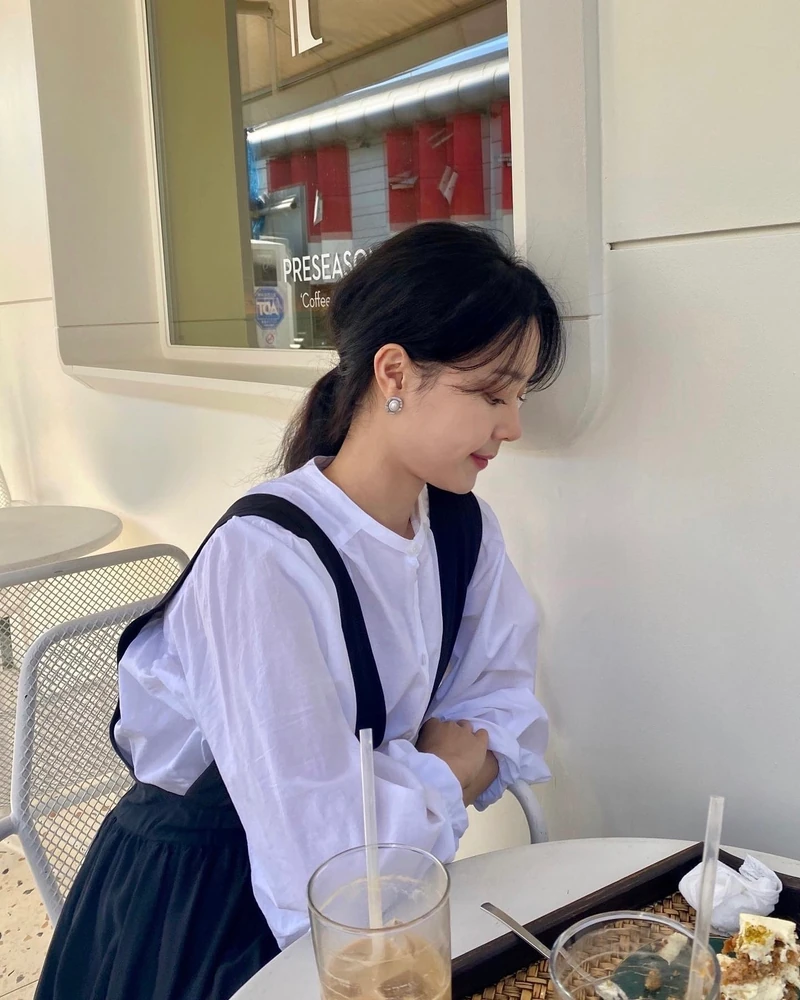과하지 않고 세련된 하객룩 코디?🔍
슬랙스든 스커트든 모두 잘 어울리는 만능템, 블라우스🌸✨ 이미지6