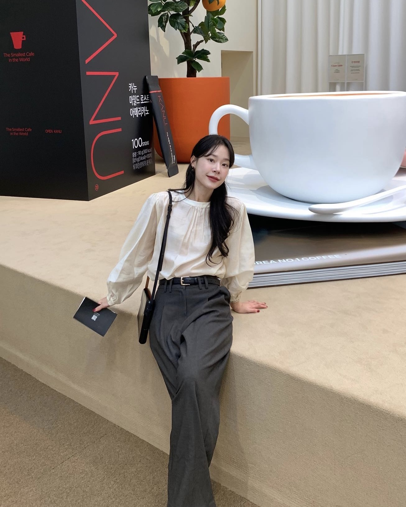 과하지 않고 세련된 하객룩 코디?🔍
슬랙스든 스커트든 모두 잘 어울리는 만능템, 블라우스🌸✨ 이미지9