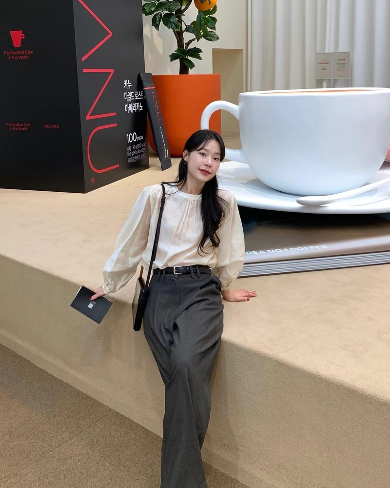 과하지 않고 세련된 하객룩 코디?🔍
슬랙스든 스커트든 모두 잘 어울리는 만능템, 블라우스🌸✨ 이미지9