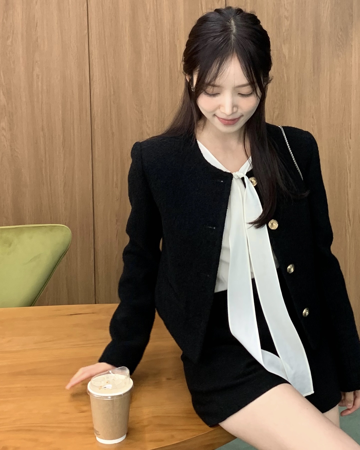 과하지 않고 세련된 하객룩 코디?🔍
슬랙스든 스커트든 모두 잘 어울리는 만능템, 블라우스🌸✨ 이미지7