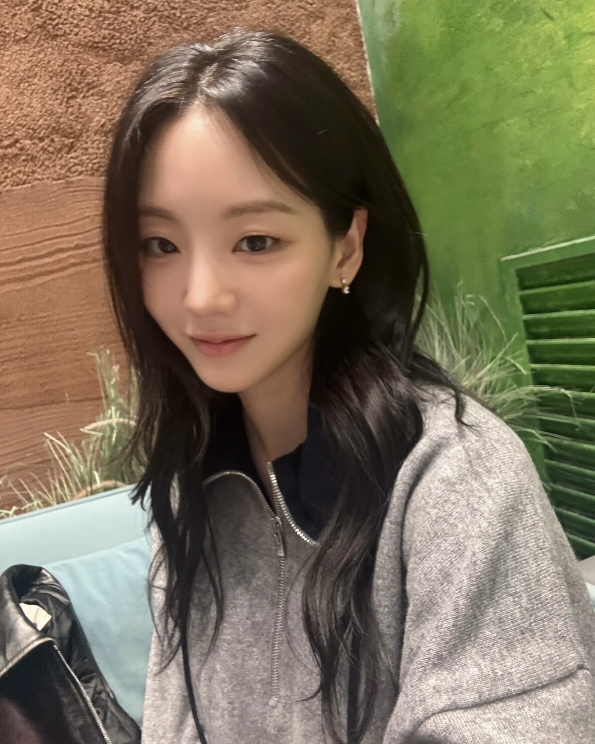 26년 제일 주목해야 할 잇템💡
아빠 옷 같지 않은, 미우미우 하프집업으로 시도해 봐😉🩶
요즘 여러 브랜드에서 자주 보이는 하프집업, 조이현이 착용한 미우미우 캐시미어 하프 지퍼 스웨터는 어떨까요? 부드러운 캐시미어 소재로 포근하게 착용할 수 있고, 하프 지퍼 디테일 덕분에 얼굴은 작아 보이고 레이어드하기 좋습니다.
특히 스포티하면서도 쿨한 무드가 느껴져, 조이현처럼 스웨이드 스커트와 레더 재킷 같은 서로 다른 질감의 아이템을 매치하면 캐주얼하면서도 페미닌한 믹스매치 룩을 완성할 수 있죠. 지금 바로 하프집업의 매력을 확인해 보세요. 이미지3