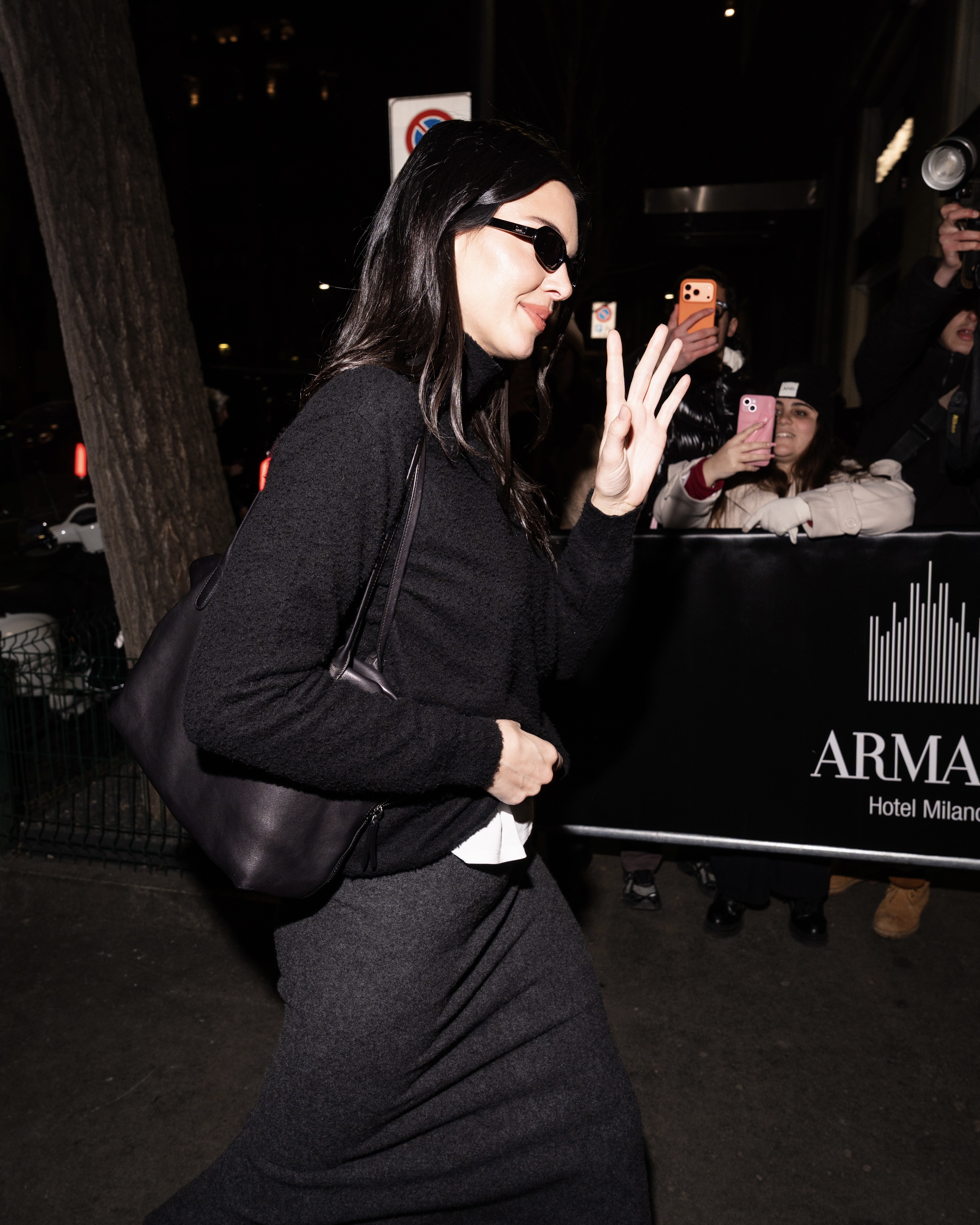 켄달 제너🖤💛애착 '더 로우' 백??
모두 마고 백 고를 때, 요즘 헨리 백 든 사실!!💁🏻♀️하단에서 확인
최근 켄달 제너가 여러 차례 들고 등장하며 화제를 모은 가방은 더 로우 헨리 백인데요. 직사각형 실루엣과 지퍼 디테일, 길게 뻗은 롱한 핸들로 마무리한 디자인으로, 카프스킨 가죽을 사용해 고급스러운 질감을 강조했습니다.
켄달 제너의 평소 미니멀하고 세련된 스타일에도 잘 어울리며 과하지 않으면서도 룩에 확실한 존재감을 더하는 아이템입니다. 더 로우의 마고 백이 익숙하게 느껴졌다면, 이번에는 헨리 백을 주목해 보세요. 이미지3