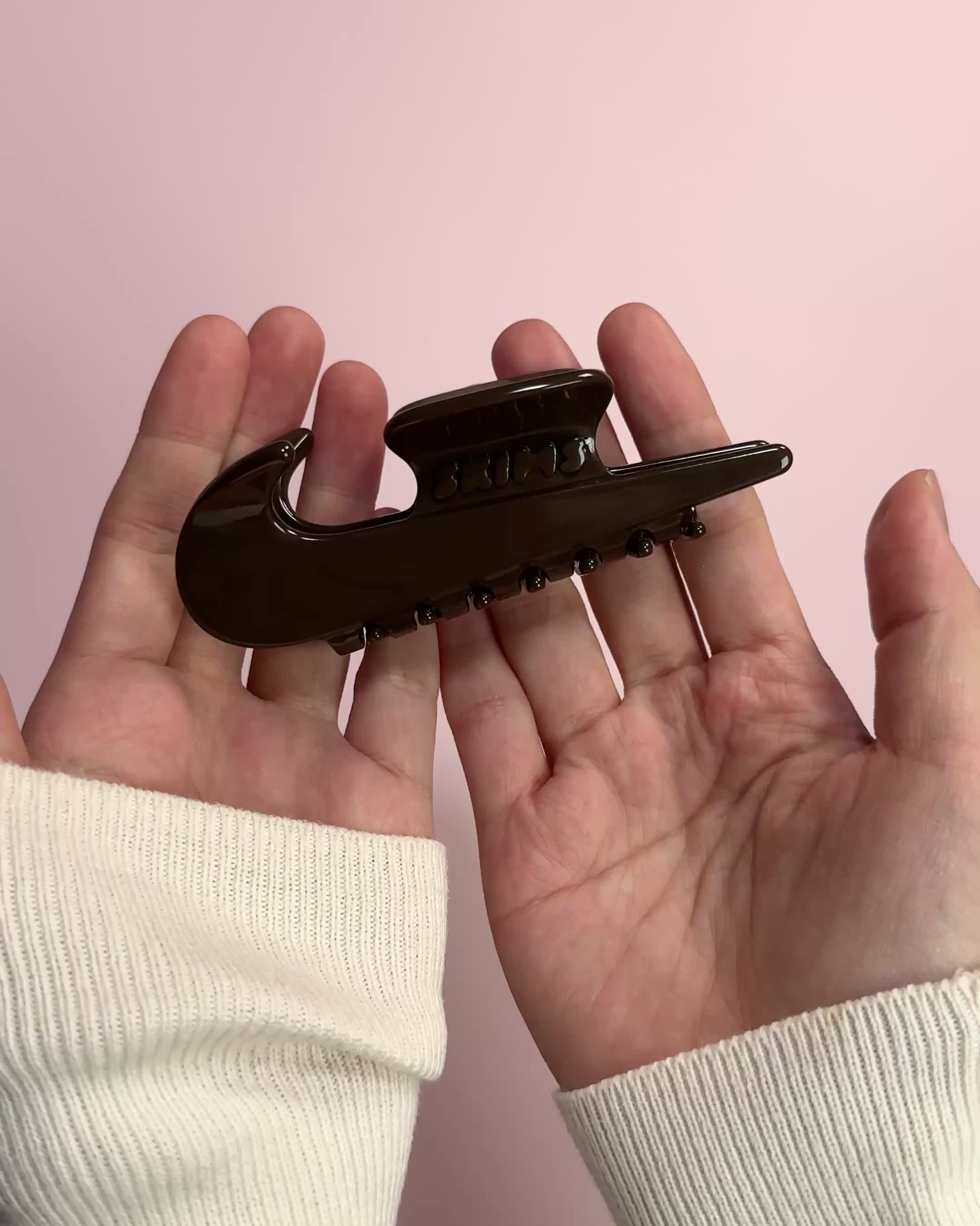 넘 귀욥🤎 나이키스킴스 집게핀
나이키 느낌에 예쁨 추가🩰🦞 센스 확실한 헤어 집게!!
나이키와 스킴스의 협업으로 화제가 된 나이키스킴스 무드, 미니멀하고 슬릭한 클립 헤어 집게핀 아이템입니다. 운동복부터 데일리 룩까지 어디에나 활용하기 좋고, 편하게 머리를 정리할 수 있어 손이 자주 가는데요.
깔끔한 무드로 포인트 주고 싶다면, 나이키스킴스 집게핀 지금 바로 확인해보세요. 이미지