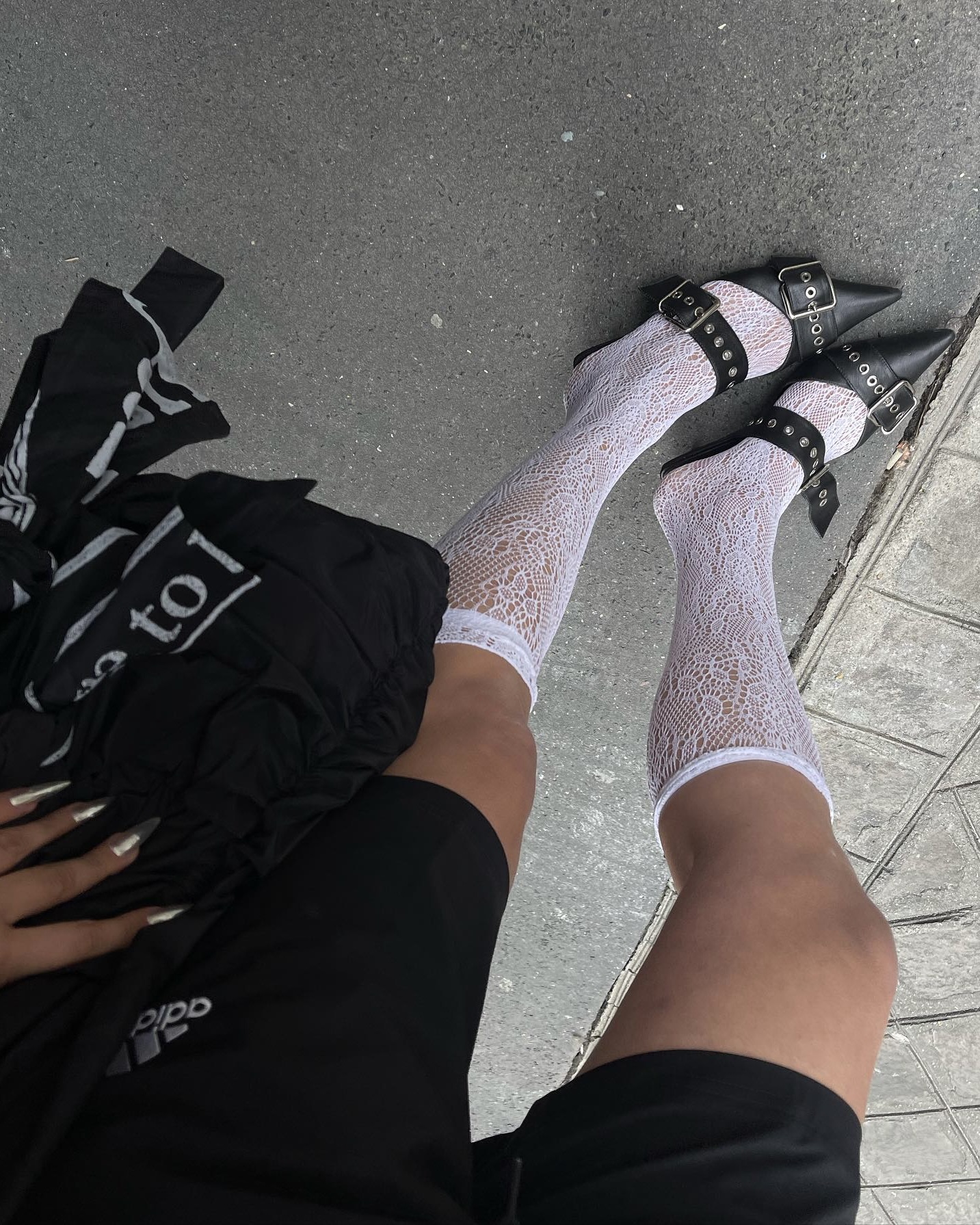 짧아지는 하의에 필요한 아이템?🔍
길이, 컬러, 패턴 모두 다 다르니까 취향에 맞춰 골라보자🖤💫
짧은 하의에 포인트 주기 좋은 니삭스 종류 3가지 모아봤어요.
1. 시스루
시스루 니삭스는 얇게 비치는 소재 특유의 가벼운 질감으로 룩에 포인트를 더하는 아이템입니다. 롱한 기장감이 다리 라인을 자연스럽게 정리해주며, 답답함 없이 가볍고 쿨한 무드를 완성합니다.
2. 도트
도트 시스루 니삭스는 잔잔한 도트 패턴이 더해져 발랄하고 사랑스러운 무드를 더해주는데요. 얇게 비치는 소재 위에 규칙적으로 놓인 도트 디테일이 시선을 자연스럽게 분산시켜 다리 라인을 부드럽게 커버해줍니다.
3. 레이스
레이스 니삭스는 섬세한 패턴 짜임으로 로맨틱하고 페미닌한 분위기를 살립니다. 플라워, 기하학적인 문양 등 얇은 실로 촘촘히 엮은 디자인이 룩에 감각적인 디테일을 더해 완성도를 높여줍니다. 이미지10