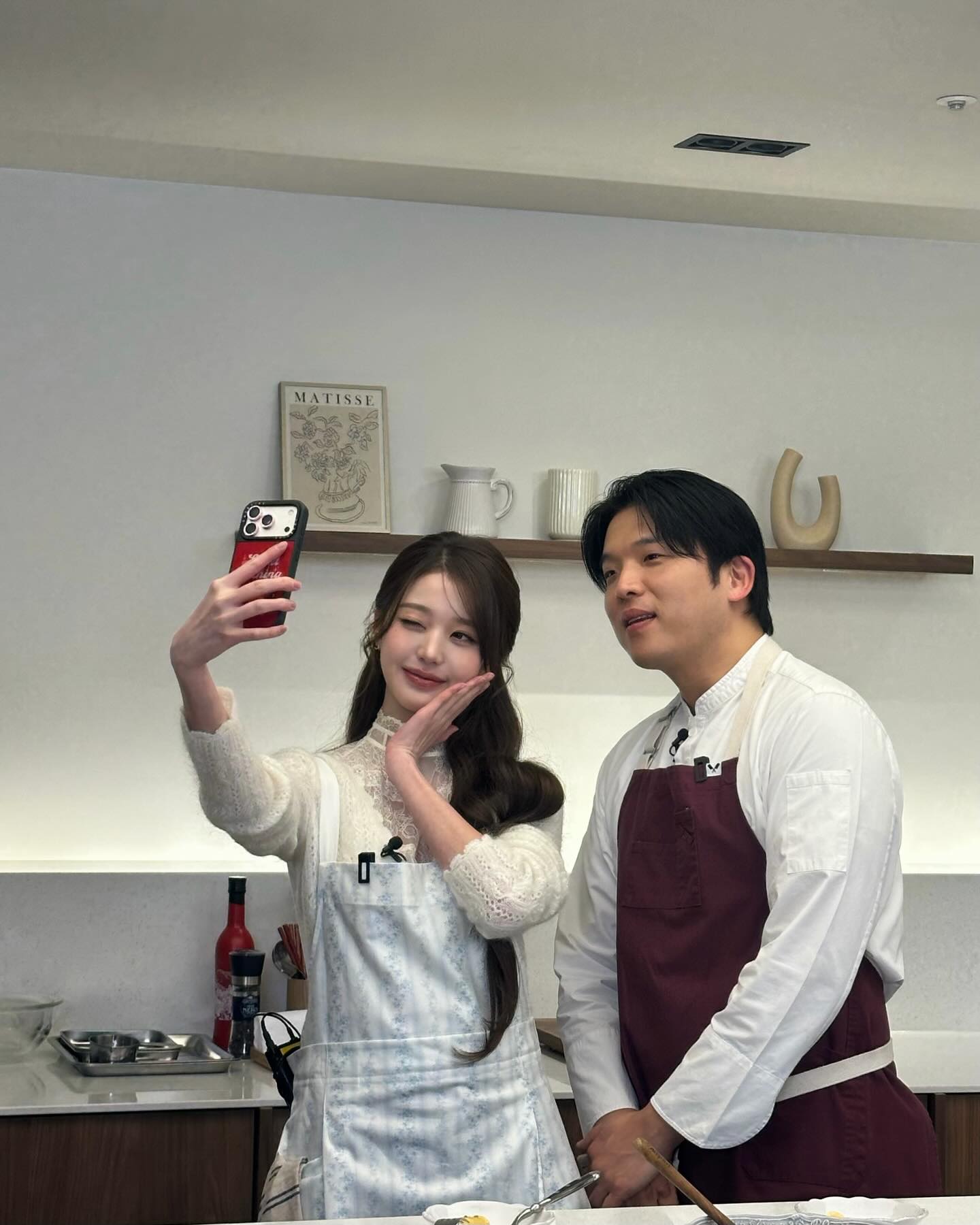 예쁜데 실용적이기까지 해?👀
봄이랑 찰떡인 워뇨의 데일리 코디 2가지🌷🤍
봄에 코디 하기 좋은 아이템, 지금 바로 소개해드릴게요.
1. 세잔 엘리스 가디건, 20만 원대
은은한 오픈워크 짜임과 네크라인의 크로셰 마감이 로맨틱한 무드를 더해주는 가디건입니다. 허리 스트링으로 실루엣을 조절할 수 있는데요. 장원영은 레이스 하이넥 이너를 레이어드한 뒤 브라운 스커트를 매치해 클래식하면서도 러블리한 스타일링을 연출했습니다.
2. 드브레베 브리즈 드 자르뎅 2WAY 방수 앞치마, 9만 원대
총 6가지 컬러로, X자 타입과 목걸이 타입 두 가지로 착용할 수 있습니다. 허리에도 둘러 입을 수 있어 취향에 맞게 골라 활용하기 좋은 앞치마인데요. 주방이나 작업할 때 챙기기 좋은 아이템입니다. 이미지6