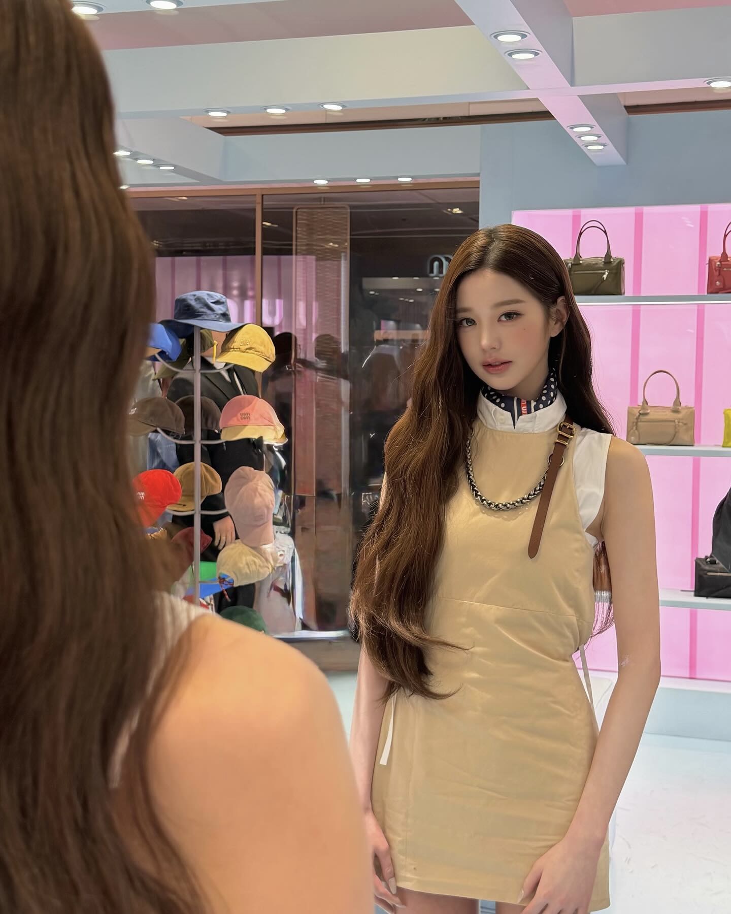 이거 딱 하나만 바꿔봐🌊
얼굴더 작아 보이는 웨이브로 분위기 변신🤍✨ 이미지8