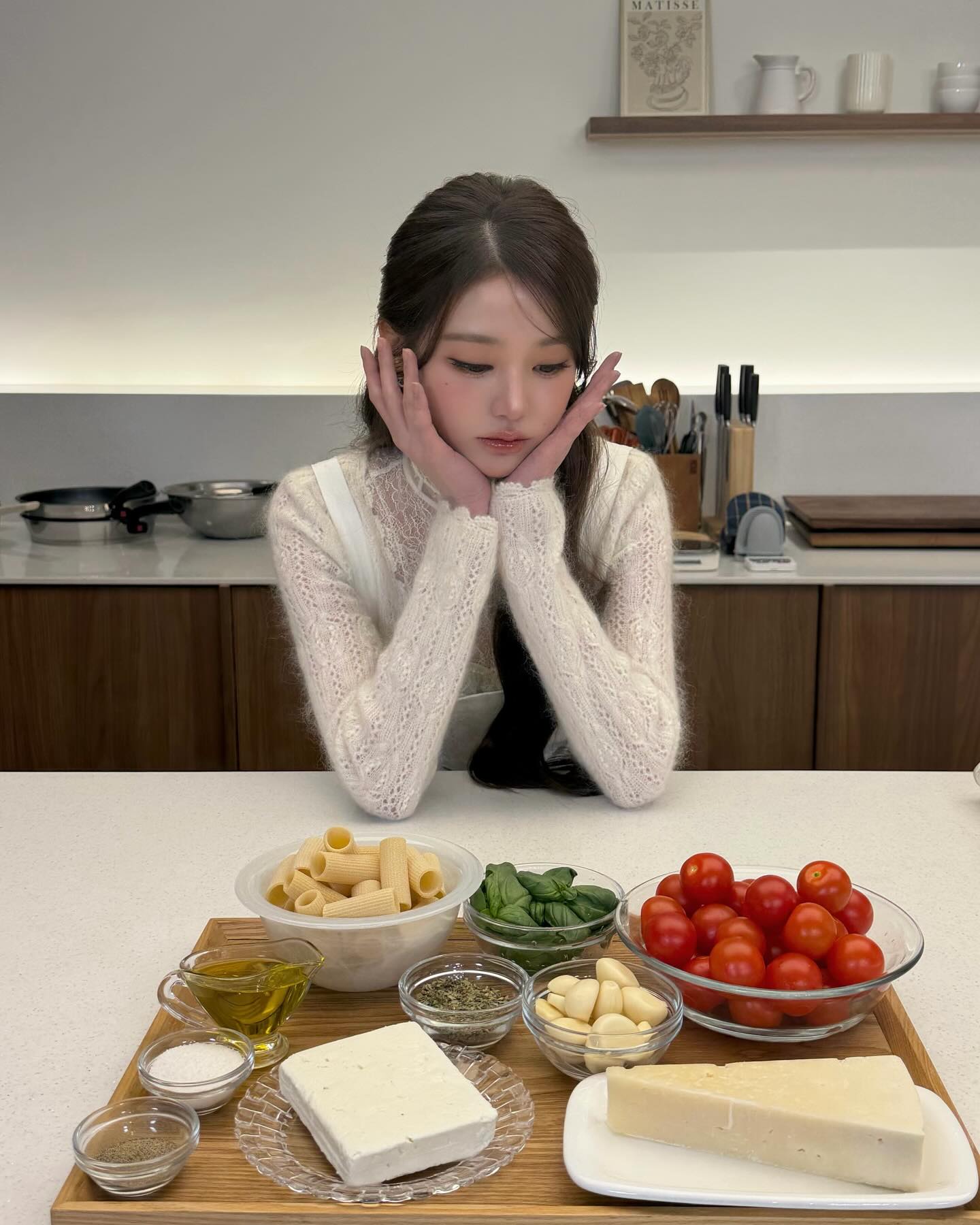 예쁜데 실용적이기까지 해?👀
봄이랑 찰떡인 워뇨의 데일리 코디 2가지🌷🤍
봄에 코디 하기 좋은 아이템, 지금 바로 소개해드릴게요.
1. 세잔 엘리스 가디건, 20만 원대
은은한 오픈워크 짜임과 네크라인의 크로셰 마감이 로맨틱한 무드를 더해주는 가디건입니다. 허리 스트링으로 실루엣을 조절할 수 있는데요. 장원영은 레이스 하이넥 이너를 레이어드한 뒤 브라운 스커트를 매치해 클래식하면서도 러블리한 스타일링을 연출했습니다.
2. 드브레베 브리즈 드 자르뎅 2WAY 방수 앞치마, 9만 원대
총 6가지 컬러로, X자 타입과 목걸이 타입 두 가지로 착용할 수 있습니다. 허리에도 둘러 입을 수 있어 취향에 맞게 골라 활용하기 좋은 앞치마인데요. 주방이나 작업할 때 챙기기 좋은 아이템입니다. 이미지3