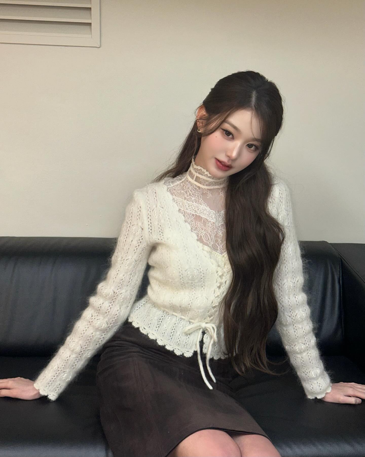 예쁜데 실용적이기까지 해?👀
봄이랑 찰떡인 워뇨의 데일리 코디 2가지🌷🤍
봄에 코디 하기 좋은 아이템, 지금 바로 소개해드릴게요.
1. 세잔 엘리스 가디건, 20만 원대
은은한 오픈워크 짜임과 네크라인의 크로셰 마감이 로맨틱한 무드를 더해주는 가디건입니다. 허리 스트링으로 실루엣을 조절할 수 있는데요. 장원영은 레이스 하이넥 이너를 레이어드한 뒤 브라운 스커트를 매치해 클래식하면서도 러블리한 스타일링을 연출했습니다.
2. 드브레베 브리즈 드 자르뎅 2WAY 방수 앞치마, 9만 원대
총 6가지 컬러로, X자 타입과 목걸이 타입 두 가지로 착용할 수 있습니다. 허리에도 둘러 입을 수 있어 취향에 맞게 골라 활용하기 좋은 앞치마인데요. 주방이나 작업할 때 챙기기 좋은 아이템입니다. 이미지2