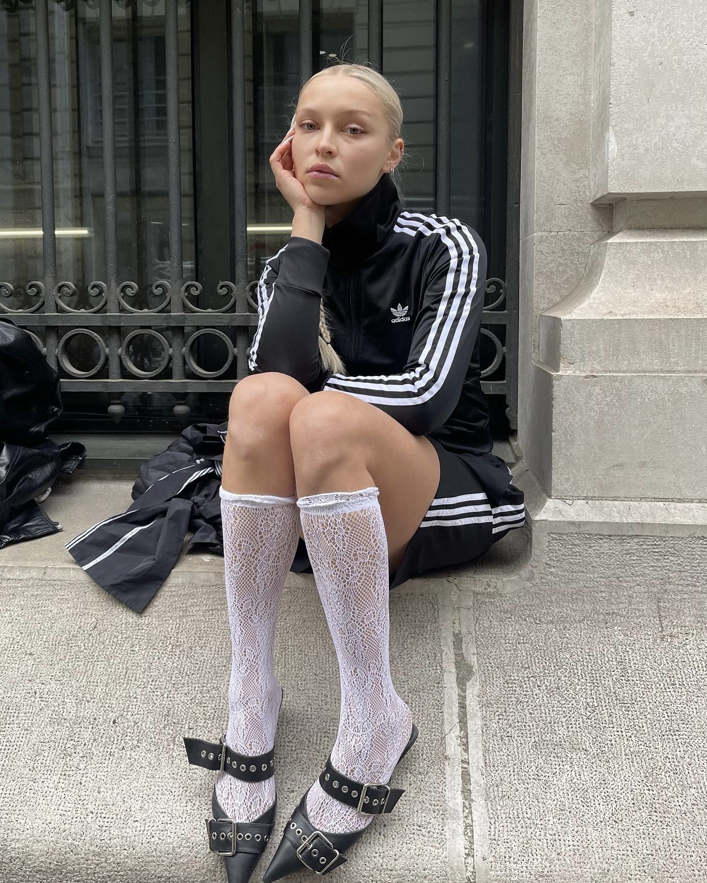 짧아지는 하의에 필요한 아이템?🔍
길이, 컬러, 패턴 모두 다 다르니까 취향에 맞춰 골라보자🖤💫
짧은 하의에 포인트 주기 좋은 니삭스 종류 3가지 모아봤어요.
1. 시스루
시스루 니삭스는 얇게 비치는 소재 특유의 가벼운 질감으로 룩에 포인트를 더하는 아이템입니다. 롱한 기장감이 다리 라인을 자연스럽게 정리해주며, 답답함 없이 가볍고 쿨한 무드를 완성합니다.
2. 도트
도트 시스루 니삭스는 잔잔한 도트 패턴이 더해져 발랄하고 사랑스러운 무드를 더해주는데요. 얇게 비치는 소재 위에 규칙적으로 놓인 도트 디테일이 시선을 자연스럽게 분산시켜 다리 라인을 부드럽게 커버해줍니다.
3. 레이스
레이스 니삭스는 섬세한 패턴 짜임으로 로맨틱하고 페미닌한 분위기를 살립니다. 플라워, 기하학적인 문양 등 얇은 실로 촘촘히 엮은 디자인이 룩에 감각적인 디테일을 더해 완성도를 높여줍니다. 이미지9