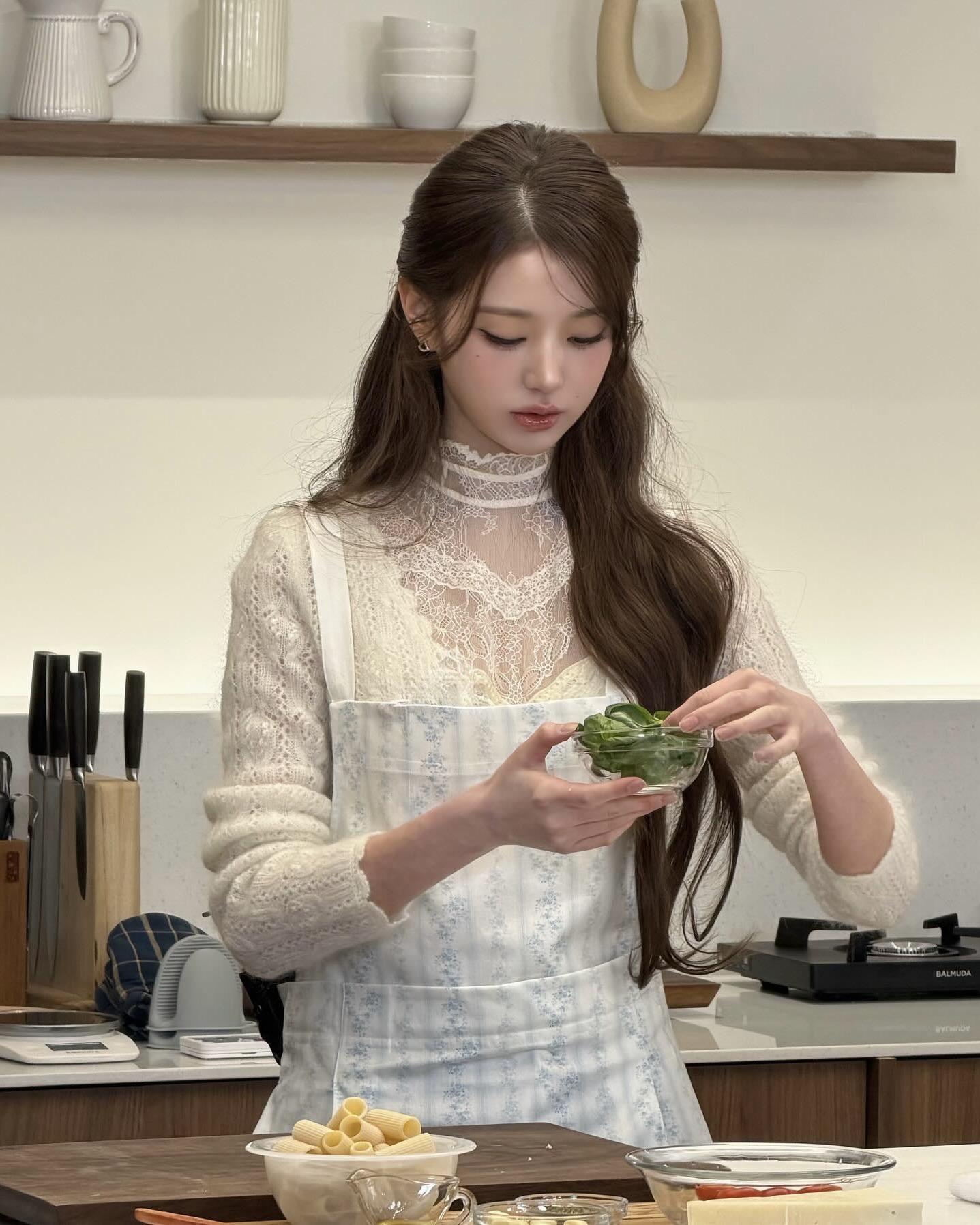 예쁜데 실용적이기까지 해?👀
봄이랑 찰떡인 워뇨의 데일리 코디 2가지🌷🤍
봄에 코디 하기 좋은 아이템, 지금 바로 소개해드릴게요.
1. 세잔 엘리스 가디건, 20만 원대
은은한 오픈워크 짜임과 네크라인의 크로셰 마감이 로맨틱한 무드를 더해주는 가디건입니다. 허리 스트링으로 실루엣을 조절할 수 있는데요. 장원영은 레이스 하이넥 이너를 레이어드한 뒤 브라운 스커트를 매치해 클래식하면서도 러블리한 스타일링을 연출했습니다.
2. 드브레베 브리즈 드 자르뎅 2WAY 방수 앞치마, 9만 원대
총 6가지 컬러로, X자 타입과 목걸이 타입 두 가지로 착용할 수 있습니다. 허리에도 둘러 입을 수 있어 취향에 맞게 골라 활용하기 좋은 앞치마인데요. 주방이나 작업할 때 챙기기 좋은 아이템입니다. 이미지7