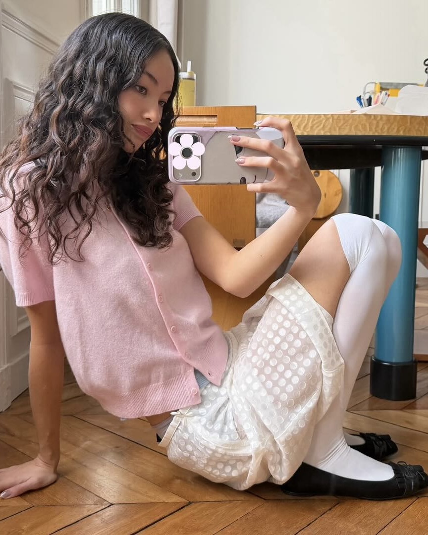 짧아지는 하의에 필요한 아이템?🔍
길이, 컬러, 패턴 모두 다 다르니까 취향에 맞춰 골라보자🖤💫
짧은 하의에 포인트 주기 좋은 니삭스 종류 3가지 모아봤어요.
1. 시스루
시스루 니삭스는 얇게 비치는 소재 특유의 가벼운 질감으로 룩에 포인트를 더하는 아이템입니다. 롱한 기장감이 다리 라인을 자연스럽게 정리해주며, 답답함 없이 가볍고 쿨한 무드를 완성합니다.
2. 도트
도트 시스루 니삭스는 잔잔한 도트 패턴이 더해져 발랄하고 사랑스러운 무드를 더해주는데요. 얇게 비치는 소재 위에 규칙적으로 놓인 도트 디테일이 시선을 자연스럽게 분산시켜 다리 라인을 부드럽게 커버해줍니다.
3. 레이스
레이스 니삭스는 섬세한 패턴 짜임으로 로맨틱하고 페미닌한 분위기를 살립니다. 플라워, 기하학적인 문양 등 얇은 실로 촘촘히 엮은 디자인이 룩에 감각적인 디테일을 더해 완성도를 높여줍니다. 이미지5