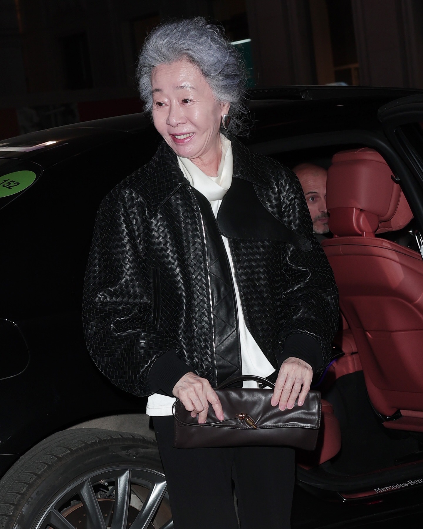 8세 윤여정 선생님, 보테가 품격🖤
스타일 좋고 패션센스까지 좋으신 분❤️가장 빛난 패션피플이셨어요
밀라노에서 열린 보테가 베네타 2026 F/W 컬렉션 쇼에 배우 윤여정이 참석했습니다.해외 패션 매체들은 이번 시즌을 절제된 테일러링과 촉감 중심 소재, 장인정신을 재정리한 컬렉션으로 평가했습니다.
윤여정은 영화 ‘미나리’로 아카데미 여우조연상을 수상한 배우입니다. 쇼의 방향성과 맞닿은 인물로써 프런트 로우를 빛냈습니다. 이미지3