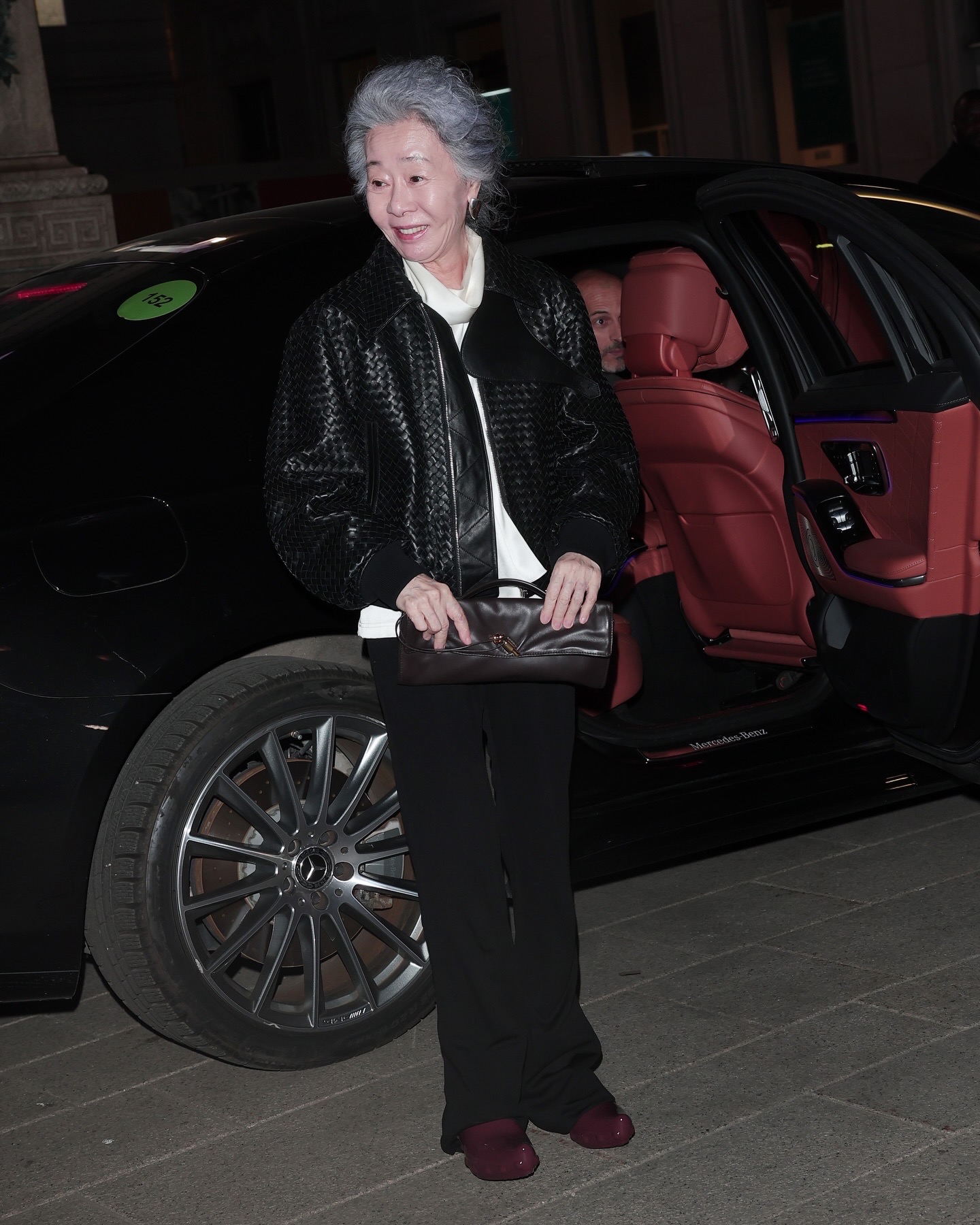 8세 윤여정 선생님, 보테가 품격🖤
스타일 좋고 패션센스까지 좋으신 분❤️가장 빛난 패션피플이셨어요
밀라노에서 열린 보테가 베네타 2026 F/W 컬렉션 쇼에 배우 윤여정이 참석했습니다.해외 패션 매체들은 이번 시즌을 절제된 테일러링과 촉감 중심 소재, 장인정신을 재정리한 컬렉션으로 평가했습니다.
윤여정은 영화 ‘미나리’로 아카데미 여우조연상을 수상한 배우입니다. 쇼의 방향성과 맞닿은 인물로써 프런트 로우를 빛냈습니다. 이미지2