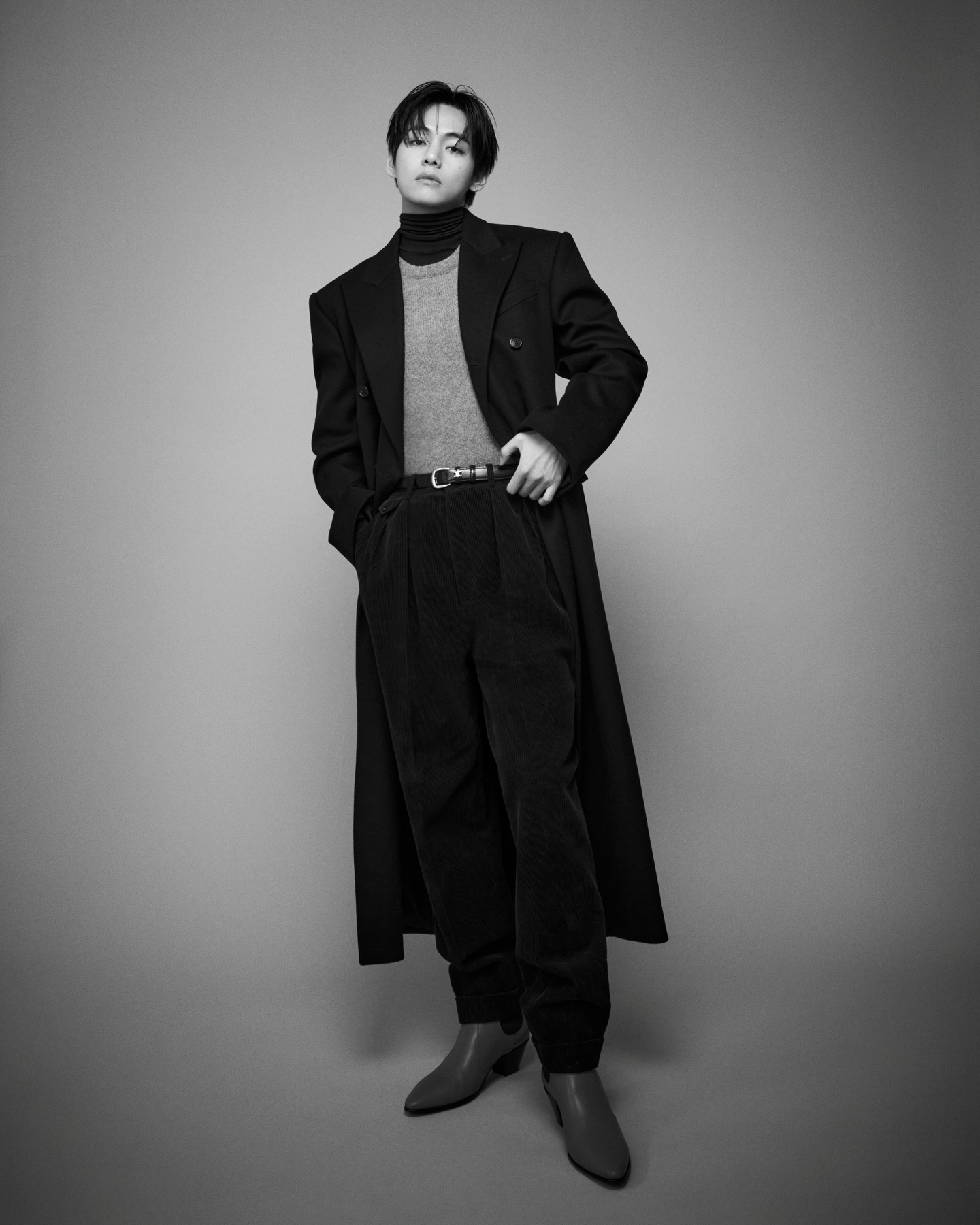 BTS V, 셀린느 캠페인 화보🌟
BTS 뷔가 새로운 셀린느 화보와 함께 패션쇼 일정을 공개했습니다. CELINE Hiver 2026 패션쇼는 파리 현지 시간, 3월 7일 오후 12시에 열립니다. 이미지4