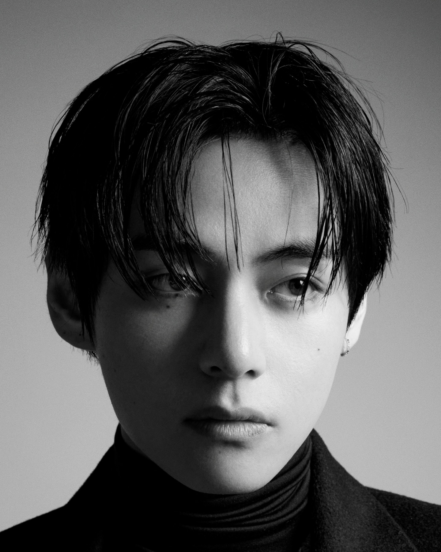 BTS V, 셀린느 캠페인 화보🌟
BTS 뷔가 새로운 셀린느 화보와 함께 패션쇼 일정을 공개했습니다. CELINE Hiver 2026 패션쇼는 파리 현지 시간, 3월 7일 오후 12시에 열립니다. 이미지6