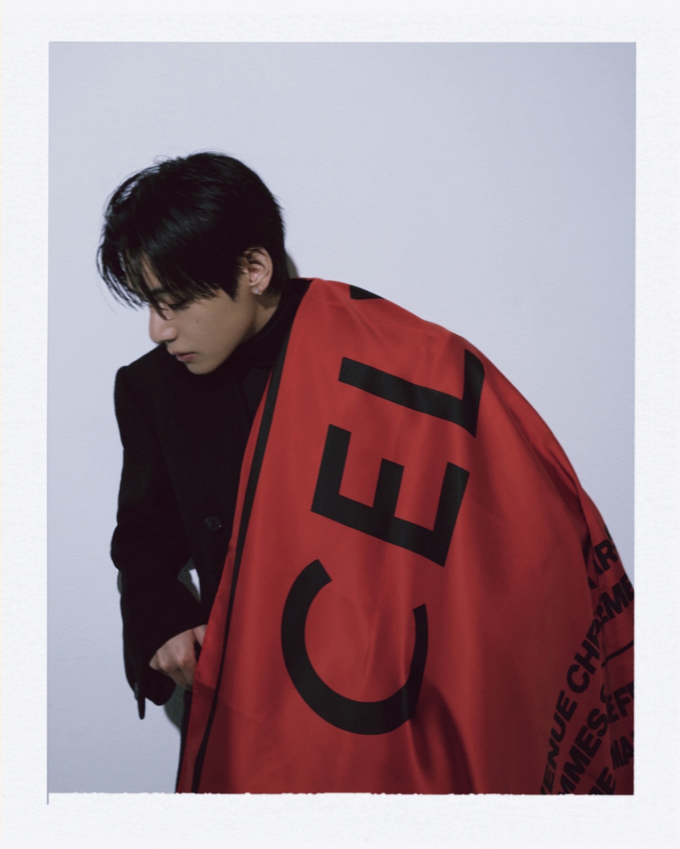 BTS V, 셀린느 캠페인 화보🌟
BTS 뷔가 새로운 셀린느 화보와 함께 패션쇼 일정을 공개했습니다. CELINE Hiver 2026 패션쇼는 파리 현지 시간, 3월 7일 오후 12시에 열립니다. 이미지8