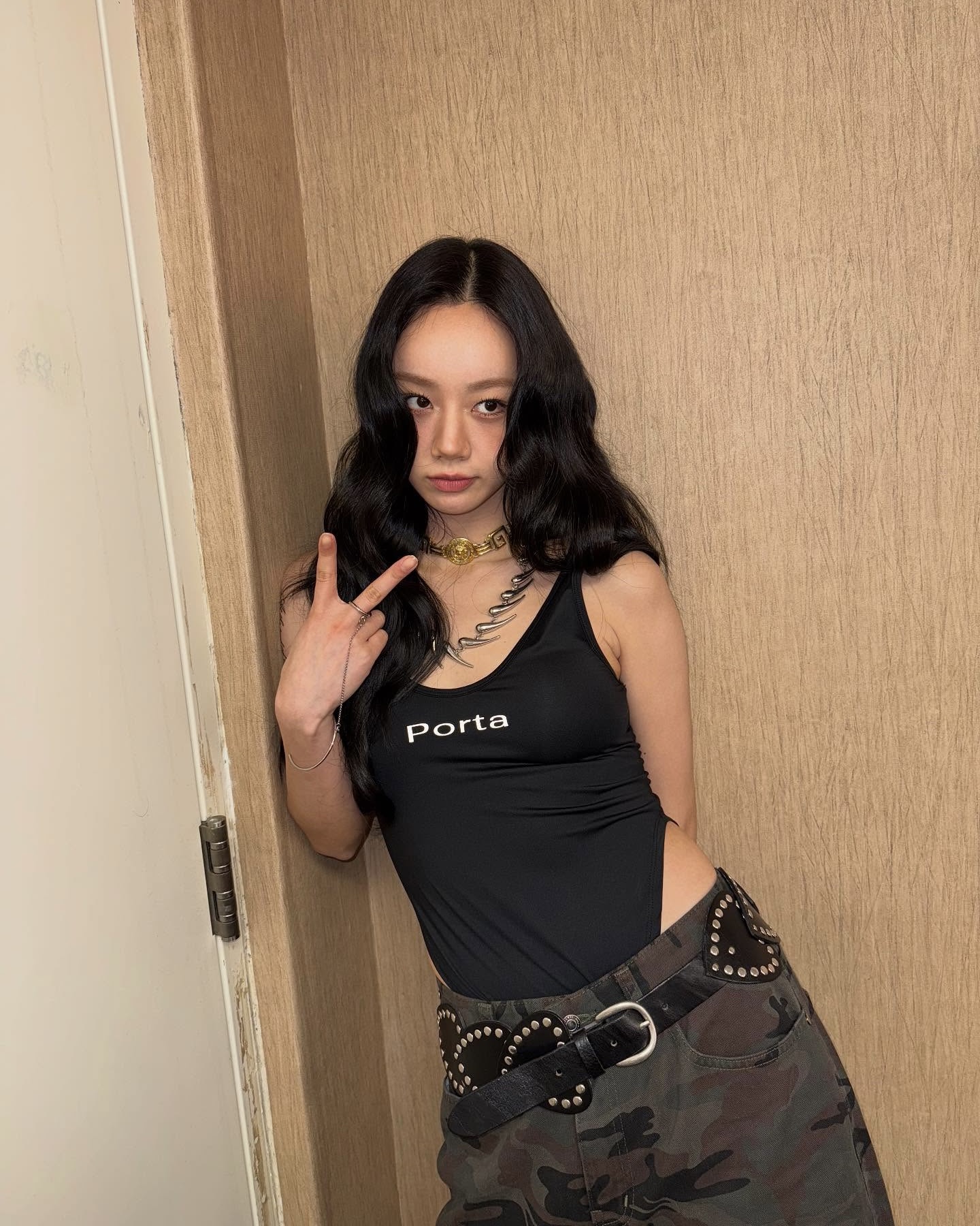 요즘 가장 핫한 매운맛 패션😎
바디수트로 좀 더 과감하고 힙하게 분위기 바꿔봐🎶🖤

지금 가장 핫한 바디수트 3가지, 정리해 봤어요.

1. 쓰리타임즈 에벌런 레이스 탑, 6만 원대
윈터가 휴양지에서 입은 바디수트는 레이스 트리밍과 스쿠프 네크라인으로 여성스러운 무드를 강조한 아이템입니다. 여기에 같은 톤의 스트라이프 팬츠를 매치해 톤온톤 느낌의 편안하면서도 세련된 리조트 룩을 완성했습니다.

2. 더 포르타 로고 바디수트, 8만 원대
혜리가 착용한 타이트한 핏의 심플한 바디수트로, 브랜드 로고 디테일이 포인트입니다. 스판덱스 소재로 신축성이 좋고, 하단 스냅 버튼 클로징으로 착용감도 편안합니다. 로우 라이즈 카모 팬츠와 매치해 Y2K 스트릿 룩을 연출했습니다.

3. 스킴스 쏭 바디수트, 10만 원대
우와가 입은 바디수트는 부드럽고 신축성이 뛰어난 엘라스테인 혼방 소재로 몸매를 자연스럽게 보정해 주죠. 더블 스쿱넥과 끈 팬티 스타일 뒷면으로 이너로 입어도 티 나지 않아 편안합니다. 트레이닝 팬츠와 매치하면 캐주얼한 룩에 포인트 줄 수 있습니다. 이미지5