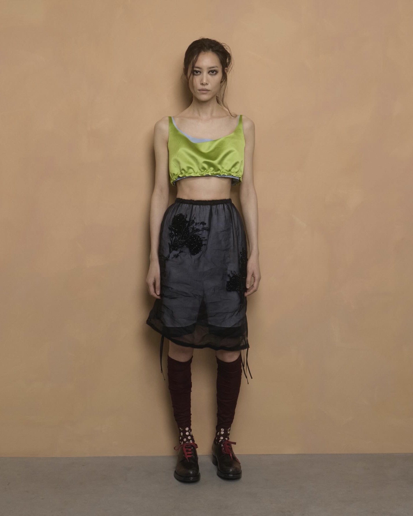 팬츠 말고 스커트를 겹친다고?😮
한 겹 더해 깊이 있게, 프라다식 스커트 레이어드 확인해 봐✨💗

프라다 2026 가을 / 겨울 패션쇼는 겹겹이 쌓아 올린 레이어드 룩으로 강한 인상을 남겼는데요. 여러 아이템을 층층이 더해 완성한 실루엣 가운데 주목할 요소는 스커트입니다. 베이직한 아이템에 한 겹 더하는 방식만으로도 전혀 다른 분위기를 만들죠.

울과 새틴, 시스루 등 서로 다른 소재를 한 룩에 담아낸 것도 눈에 띄는데요. 묵직한 원단 위에 가볍고 얇은 소재를 겹쳐 자연스러운 대비를 만들고, 그 차이에서 오는 깊이감으로 매력을 살렸죠. 이번 시즌 스커트 레이어드로 색다른 스타일을 완성해 보세요. 이미지10