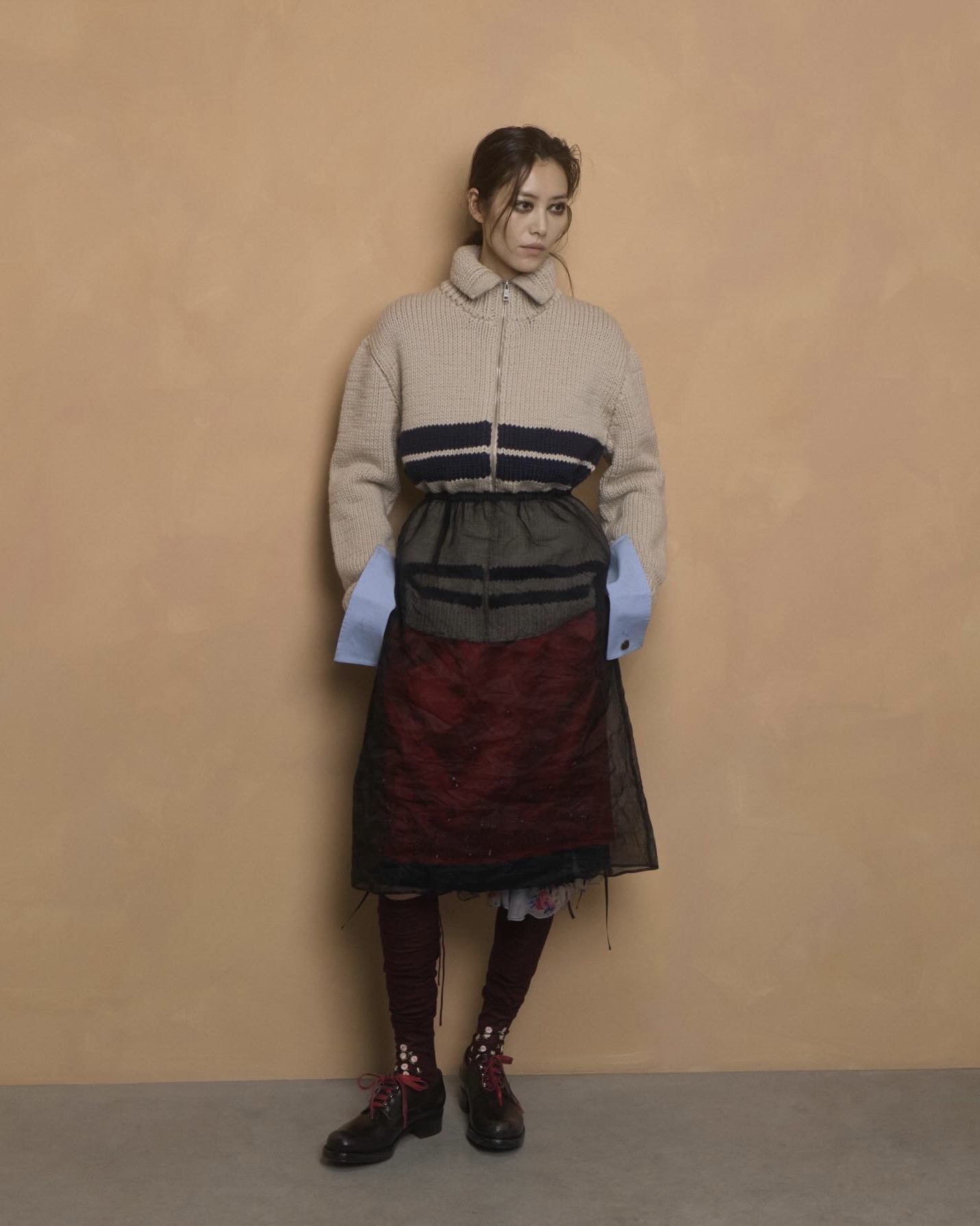 팬츠 말고 스커트를 겹친다고?😮
한 겹 더해 깊이 있게, 프라다식 스커트 레이어드 확인해 봐✨💗

프라다 2026 가을 / 겨울 패션쇼는 겹겹이 쌓아 올린 레이어드 룩으로 강한 인상을 남겼는데요. 여러 아이템을 층층이 더해 완성한 실루엣 가운데 주목할 요소는 스커트입니다. 베이직한 아이템에 한 겹 더하는 방식만으로도 전혀 다른 분위기를 만들죠.

울과 새틴, 시스루 등 서로 다른 소재를 한 룩에 담아낸 것도 눈에 띄는데요. 묵직한 원단 위에 가볍고 얇은 소재를 겹쳐 자연스러운 대비를 만들고, 그 차이에서 오는 깊이감으로 매력을 살렸죠. 이번 시즌 스커트 레이어드로 색다른 스타일을 완성해 보세요. 이미지7