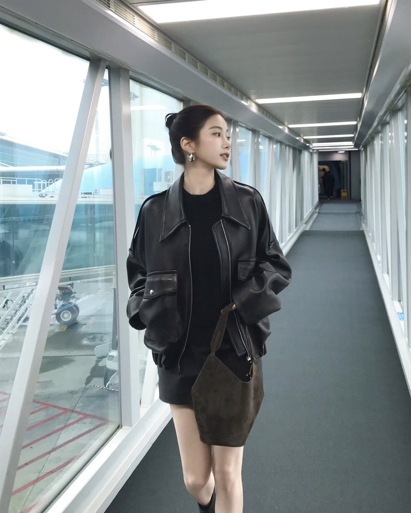 꽃샘추위 막아줄 레더 자켓🖤
체감온도 확 내려주는 봄 아우터 하나 챙겨🌬️✨ 이미지2