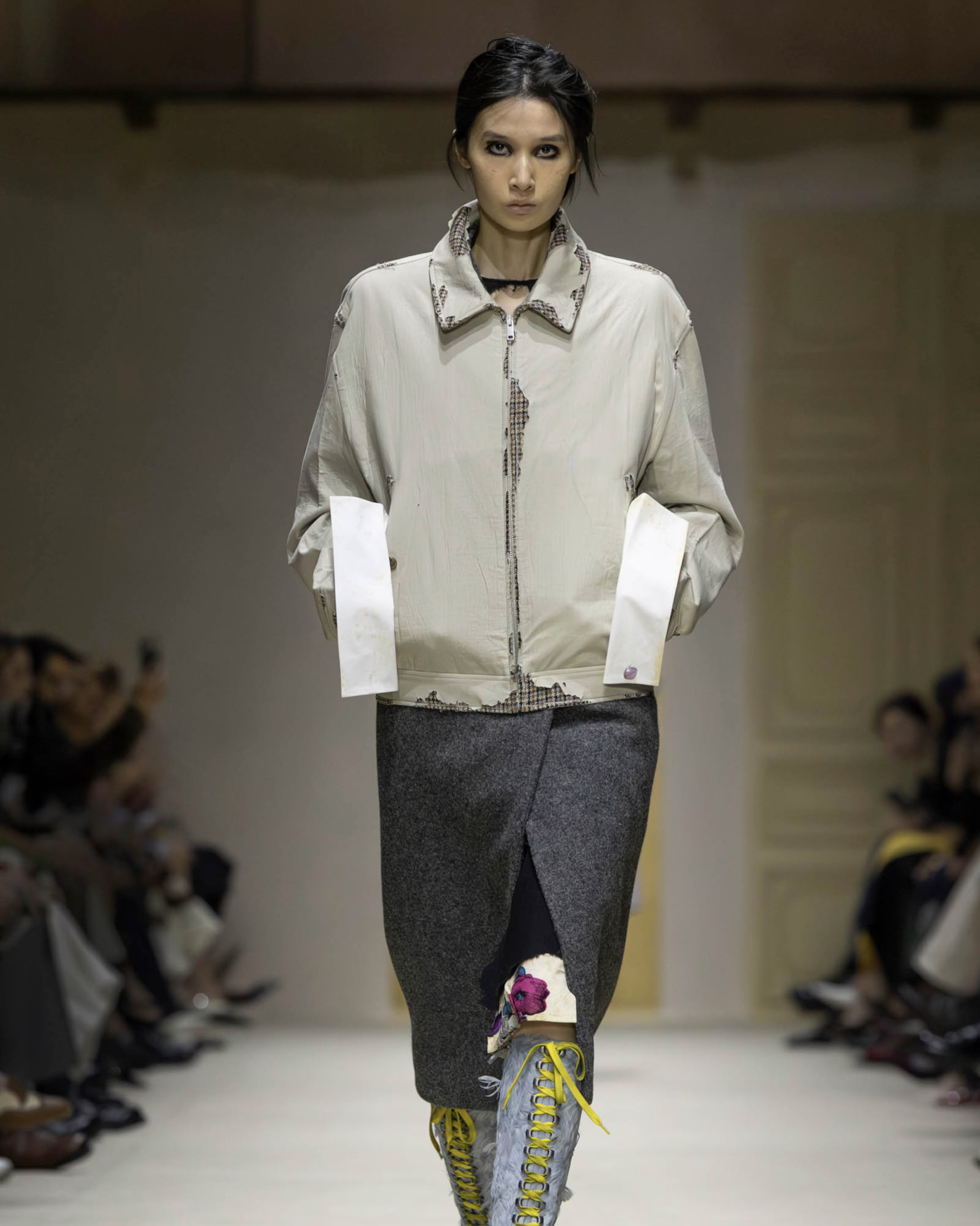 팬츠 말고 스커트를 겹친다고?😮
한 겹 더해 깊이 있게, 프라다식 스커트 레이어드 확인해 봐✨💗

프라다 2026 가을 / 겨울 패션쇼는 겹겹이 쌓아 올린 레이어드 룩으로 강한 인상을 남겼는데요. 여러 아이템을 층층이 더해 완성한 실루엣 가운데 주목할 요소는 스커트입니다. 베이직한 아이템에 한 겹 더하는 방식만으로도 전혀 다른 분위기를 만들죠.

울과 새틴, 시스루 등 서로 다른 소재를 한 룩에 담아낸 것도 눈에 띄는데요. 묵직한 원단 위에 가볍고 얇은 소재를 겹쳐 자연스러운 대비를 만들고, 그 차이에서 오는 깊이감으로 매력을 살렸죠. 이번 시즌 스커트 레이어드로 색다른 스타일을 완성해 보세요. 이미지4