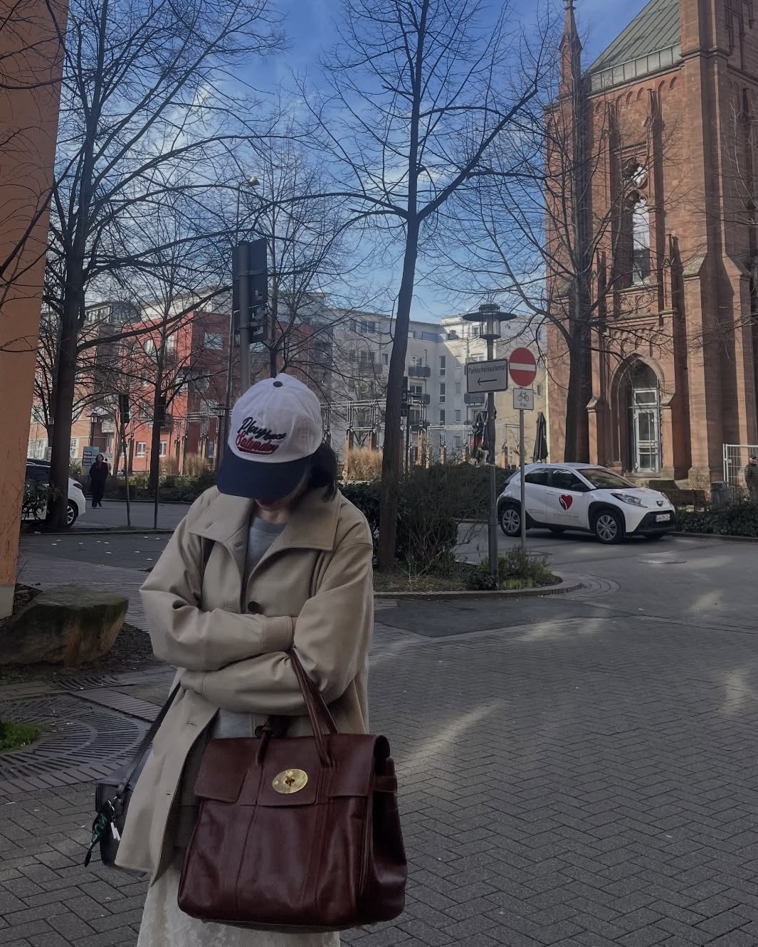 길이 덜어내고 다리는 길어 보이게✨
숏 트렌치코트 가볍게 입고, 센스는 묵직하게 챙기자🕵🏻‍♀️😉

매번 롱한 기장의 트렌치코트 앞에서 아우터 선택을 망설였다면, 숏 혹은 하프 기장의 트렌치코트를 입어보세요. 기장이 짧아질수록 상체는 한층 간결해지고, 다리 비율은 자연스럽게 길어 보이게 만듭니다.

클래식한 디테일은 살리고 무게감은 덜어내, 체형에 부담 없이 세련된 분위기를 완성하죠. 여기에 하이웨이스트 하의로 허리선 높이고 톤을 맞춘 이너로 시선을 정리하면 비율은 더욱 또렷해집니다. 올봄, 숏 트렌치코트로 스타일과 비율 모두 살려보세요. 이미지3