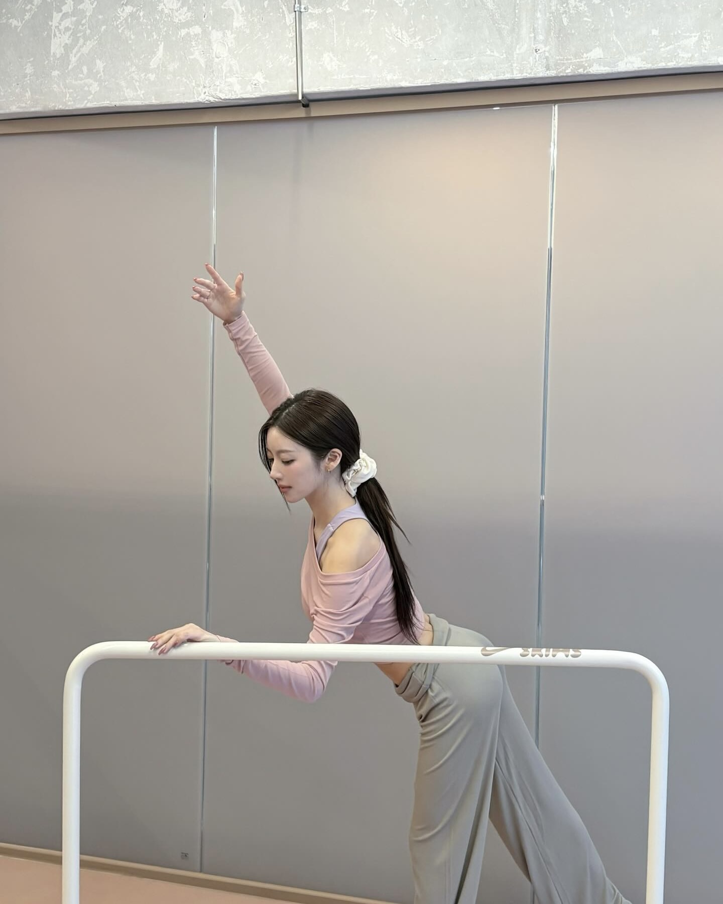 머리끈 하나만 챙겨봐💖
데일리 룩에 포인트 더해줄 헤어 스크런치🌷✨ 이미지2