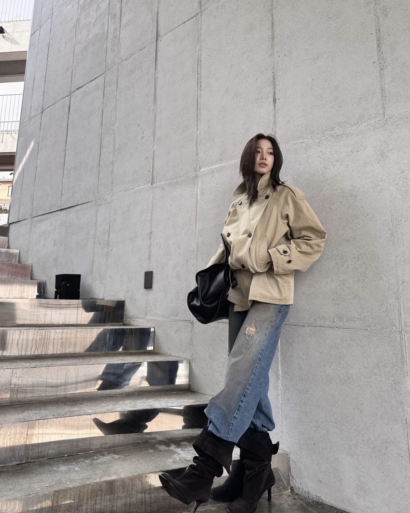 길이 덜어내고 다리는 길어 보이게✨
숏 트렌치코트 가볍게 입고, 센스는 묵직하게 챙기자🕵🏻‍♀️😉

매번 롱한 기장의 트렌치코트 앞에서 아우터 선택을 망설였다면, 숏 혹은 하프 기장의 트렌치코트를 입어보세요. 기장이 짧아질수록 상체는 한층 간결해지고, 다리 비율은 자연스럽게 길어 보이게 만듭니다.

클래식한 디테일은 살리고 무게감은 덜어내, 체형에 부담 없이 세련된 분위기를 완성하죠. 여기에 하이웨이스트 하의로 허리선 높이고 톤을 맞춘 이너로 시선을 정리하면 비율은 더욱 또렷해집니다. 올봄, 숏 트렌치코트로 스타일과 비율 모두 살려보세요. 이미지2