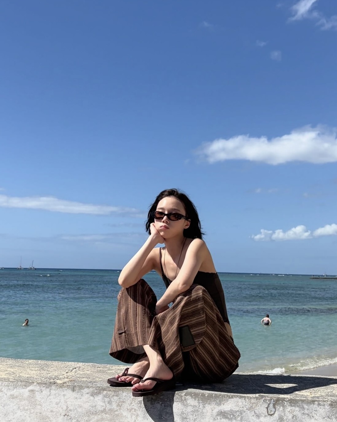 요즘 가장 핫한 매운맛 패션😎
바디수트로 좀 더 과감하고 힙하게 분위기 바꿔봐🎶🖤

지금 가장 핫한 바디수트 3가지, 정리해 봤어요.

1. 쓰리타임즈 에벌런 레이스 탑, 6만 원대
윈터가 휴양지에서 입은 바디수트는 레이스 트리밍과 스쿠프 네크라인으로 여성스러운 무드를 강조한 아이템입니다. 여기에 같은 톤의 스트라이프 팬츠를 매치해 톤온톤 느낌의 편안하면서도 세련된 리조트 룩을 완성했습니다.

2. 더 포르타 로고 바디수트, 8만 원대
혜리가 착용한 타이트한 핏의 심플한 바디수트로, 브랜드 로고 디테일이 포인트입니다. 스판덱스 소재로 신축성이 좋고, 하단 스냅 버튼 클로징으로 착용감도 편안합니다. 로우 라이즈 카모 팬츠와 매치해 Y2K 스트릿 룩을 연출했습니다.

3. 스킴스 쏭 바디수트, 10만 원대
우와가 입은 바디수트는 부드럽고 신축성이 뛰어난 엘라스테인 혼방 소재로 몸매를 자연스럽게 보정해 주죠. 더블 스쿱넥과 끈 팬티 스타일 뒷면으로 이너로 입어도 티 나지 않아 편안합니다. 트레이닝 팬츠와 매치하면 캐주얼한 룩에 포인트 줄 수 있습니다. 이미지3