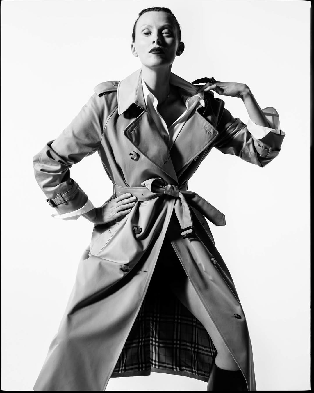 버버리 트렌치코트🧥아이콘 박진영?
버버리 26년 봄/여름 아이코닉 스타일의 정수, 트렌치코트 모델 이미지9