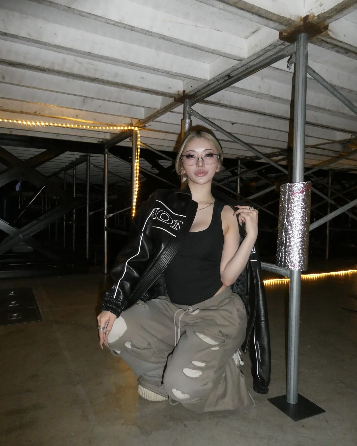 요즘 가장 핫한 매운맛 패션😎
바디수트로 좀 더 과감하고 힙하게 분위기 바꿔봐🎶🖤

지금 가장 핫한 바디수트 3가지, 정리해 봤어요.

1. 쓰리타임즈 에벌런 레이스 탑, 6만 원대
윈터가 휴양지에서 입은 바디수트는 레이스 트리밍과 스쿠프 네크라인으로 여성스러운 무드를 강조한 아이템입니다. 여기에 같은 톤의 스트라이프 팬츠를 매치해 톤온톤 느낌의 편안하면서도 세련된 리조트 룩을 완성했습니다.

2. 더 포르타 로고 바디수트, 8만 원대
혜리가 착용한 타이트한 핏의 심플한 바디수트로, 브랜드 로고 디테일이 포인트입니다. 스판덱스 소재로 신축성이 좋고, 하단 스냅 버튼 클로징으로 착용감도 편안합니다. 로우 라이즈 카모 팬츠와 매치해 Y2K 스트릿 룩을 연출했습니다.

3. 스킴스 쏭 바디수트, 10만 원대
우와가 입은 바디수트는 부드럽고 신축성이 뛰어난 엘라스테인 혼방 소재로 몸매를 자연스럽게 보정해 주죠. 더블 스쿱넥과 끈 팬티 스타일 뒷면으로 이너로 입어도 티 나지 않아 편안합니다. 트레이닝 팬츠와 매치하면 캐주얼한 룩에 포인트 줄 수 있습니다. 이미지