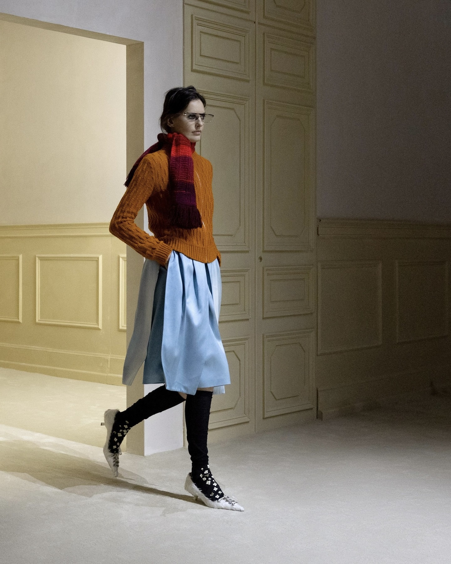 팬츠 말고 스커트를 겹친다고?😮
한 겹 더해 깊이 있게, 프라다식 스커트 레이어드 확인해 봐✨💗

프라다 2026 가을 / 겨울 패션쇼는 겹겹이 쌓아 올린 레이어드 룩으로 강한 인상을 남겼는데요. 여러 아이템을 층층이 더해 완성한 실루엣 가운데 주목할 요소는 스커트입니다. 베이직한 아이템에 한 겹 더하는 방식만으로도 전혀 다른 분위기를 만들죠.

울과 새틴, 시스루 등 서로 다른 소재를 한 룩에 담아낸 것도 눈에 띄는데요. 묵직한 원단 위에 가볍고 얇은 소재를 겹쳐 자연스러운 대비를 만들고, 그 차이에서 오는 깊이감으로 매력을 살렸죠. 이번 시즌 스커트 레이어드로 색다른 스타일을 완성해 보세요. 이미지2