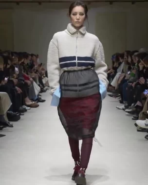 팬츠 말고 스커트를 겹친다고?😮 한 겹 더해 깊이 있게, 프라다식 스커트 레이어드 확인해 봐✨💗  프라다 2026 가을 / 겨울 패션쇼는 겹겹이 쌓아 올린 레이어드 룩으로 강한 인상을 남겼는데요. 여러 아이템을 층층이 더해 완성한 실루엣 가운데 주목할 요소는 스커트입니다. 베이직한 아이템에 한 겹 더하는 방식만으로도 전혀 다른 분위기를 만들죠.  울과 새틴, 시스루 등 서로 다른 소재를 한 룩에 담아낸 것도 눈에 띄는데요. 묵직한 원단 위에 가볍고 얇은 소재를 겹쳐 자연스러운 대비를 만들고, 그 차이에서 오는 깊이감으로 매력을 살렸죠. 이번 시즌 스커트 레이어드로 색다른 스타일을 완성해 보세요. 이미지