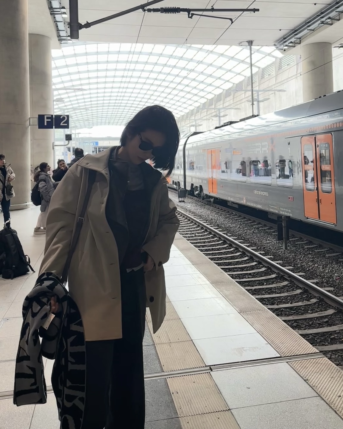 길이 덜어내고 다리는 길어 보이게✨
숏 트렌치코트 가볍게 입고, 센스는 묵직하게 챙기자🕵🏻‍♀️😉

매번 롱한 기장의 트렌치코트 앞에서 아우터 선택을 망설였다면, 숏 혹은 하프 기장의 트렌치코트를 입어보세요. 기장이 짧아질수록 상체는 한층 간결해지고, 다리 비율은 자연스럽게 길어 보이게 만듭니다.

클래식한 디테일은 살리고 무게감은 덜어내, 체형에 부담 없이 세련된 분위기를 완성하죠. 여기에 하이웨이스트 하의로 허리선 높이고 톤을 맞춘 이너로 시선을 정리하면 비율은 더욱 또렷해집니다. 올봄, 숏 트렌치코트로 스타일과 비율 모두 살려보세요. 이미지4