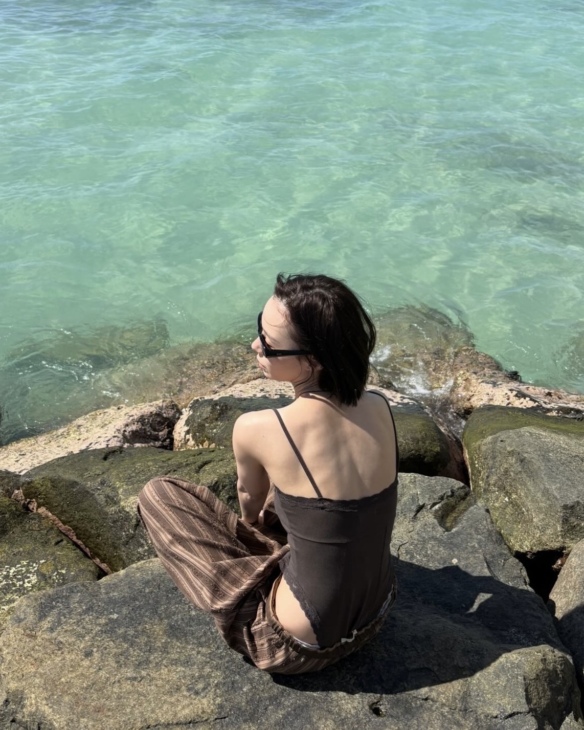 요즘 가장 핫한 매운맛 패션😎
바디수트로 좀 더 과감하고 힙하게 분위기 바꿔봐🎶🖤

지금 가장 핫한 바디수트 3가지, 정리해 봤어요.

1. 쓰리타임즈 에벌런 레이스 탑, 6만 원대
윈터가 휴양지에서 입은 바디수트는 레이스 트리밍과 스쿠프 네크라인으로 여성스러운 무드를 강조한 아이템입니다. 여기에 같은 톤의 스트라이프 팬츠를 매치해 톤온톤 느낌의 편안하면서도 세련된 리조트 룩을 완성했습니다.

2. 더 포르타 로고 바디수트, 8만 원대
혜리가 착용한 타이트한 핏의 심플한 바디수트로, 브랜드 로고 디테일이 포인트입니다. 스판덱스 소재로 신축성이 좋고, 하단 스냅 버튼 클로징으로 착용감도 편안합니다. 로우 라이즈 카모 팬츠와 매치해 Y2K 스트릿 룩을 연출했습니다.

3. 스킴스 쏭 바디수트, 10만 원대
우와가 입은 바디수트는 부드럽고 신축성이 뛰어난 엘라스테인 혼방 소재로 몸매를 자연스럽게 보정해 주죠. 더블 스쿱넥과 끈 팬티 스타일 뒷면으로 이너로 입어도 티 나지 않아 편안합니다. 트레이닝 팬츠와 매치하면 캐주얼한 룩에 포인트 줄 수 있습니다. 이미지2