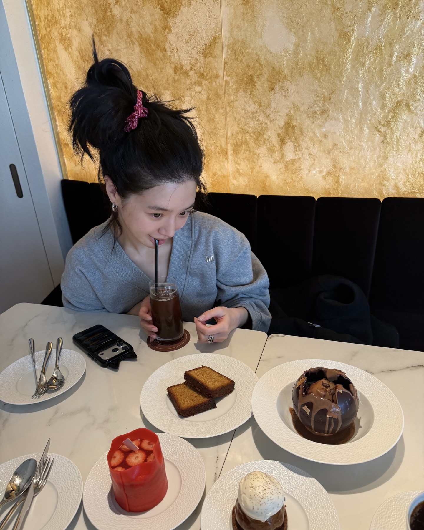 머리끈 하나만 챙겨봐💖
데일리 룩에 포인트 더해줄 헤어 스크런치🌷✨ 이미지9