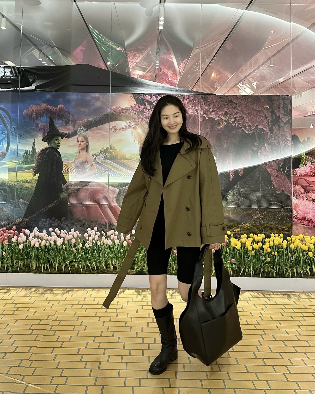 길이 덜어내고 다리는 길어 보이게✨
숏 트렌치코트 가볍게 입고, 센스는 묵직하게 챙기자🕵🏻‍♀️😉

매번 롱한 기장의 트렌치코트 앞에서 아우터 선택을 망설였다면, 숏 혹은 하프 기장의 트렌치코트를 입어보세요. 기장이 짧아질수록 상체는 한층 간결해지고, 다리 비율은 자연스럽게 길어 보이게 만듭니다.

클래식한 디테일은 살리고 무게감은 덜어내, 체형에 부담 없이 세련된 분위기를 완성하죠. 여기에 하이웨이스트 하의로 허리선 높이고 톤을 맞춘 이너로 시선을 정리하면 비율은 더욱 또렷해집니다. 올봄, 숏 트렌치코트로 스타일과 비율 모두 살려보세요. 이미지6