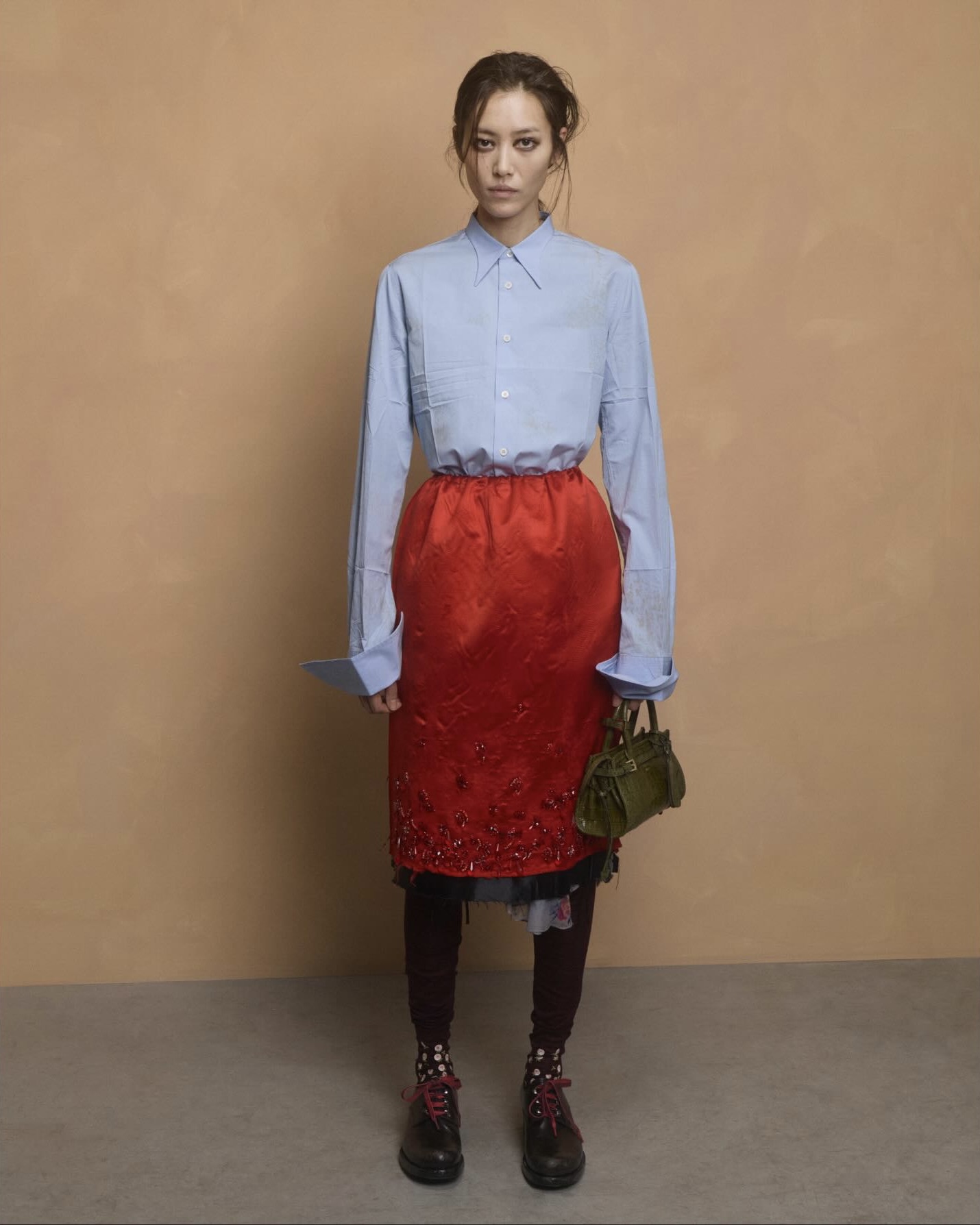 팬츠 말고 스커트를 겹친다고?😮
한 겹 더해 깊이 있게, 프라다식 스커트 레이어드 확인해 봐✨💗

프라다 2026 가을 / 겨울 패션쇼는 겹겹이 쌓아 올린 레이어드 룩으로 강한 인상을 남겼는데요. 여러 아이템을 층층이 더해 완성한 실루엣 가운데 주목할 요소는 스커트입니다. 베이직한 아이템에 한 겹 더하는 방식만으로도 전혀 다른 분위기를 만들죠.

울과 새틴, 시스루 등 서로 다른 소재를 한 룩에 담아낸 것도 눈에 띄는데요. 묵직한 원단 위에 가볍고 얇은 소재를 겹쳐 자연스러운 대비를 만들고, 그 차이에서 오는 깊이감으로 매력을 살렸죠. 이번 시즌 스커트 레이어드로 색다른 스타일을 완성해 보세요. 이미지5