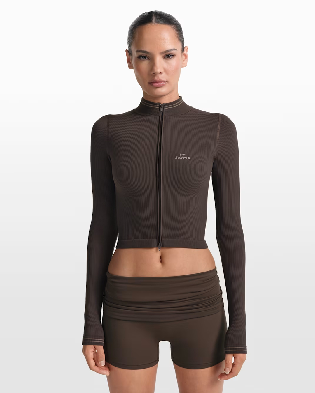 아기고양이들의 애슬레저룩🐾
봄에는 슬릭한 나이키스킴스로 발레코어 준비하자💞✨
봄에 입기 좋은 애슬레저룩, 지금 바로 소개해드릴게요.
1. 골지 심리스 여성 크롭 풀집 재킷, 10만 원대
신축성 있는 골지 심리스 소재로 부드럽고 편안한 착용감을 선사합니다. 단독으로 깔끔하게 입어도 좋고, 레깅스와 매치해 운동복부터 데일리까지 활용도 높게 즐길 수 있습니다.
2. 스트레치 니트 랩 스커트, 7만 원대
스트레치 니트 소재로 제작된 랩 스커트입니다. 자연스럽게 흐르는 드레이프 라인이 더해져 부담 없이 입기 좋고, 레깅스 위에 레이어드하기에도 좋은 아이템입니다.
3. 스트레치 니트 여성 긴팔 랩 탑, 8만 원대
부드럽고 가벼운 나이키 스트레치 니트 소재로, 크롭 실루엣에 허리 끈 디테일이 더해진 아이템입니다. 랩 디자인이라 레이어드도 쉽고, 발레코어 무드 내기 좋은 아이템입니다. 이미지5