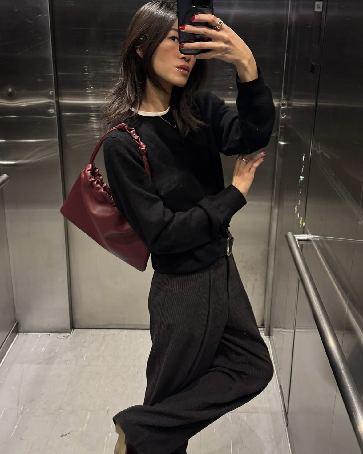 니트엔 무지티 같이 입어야지🤍 이미지"