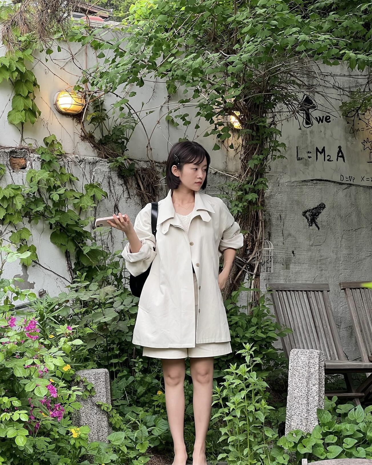 길이 덜어내고 다리는 길어 보이게✨
숏 트렌치코트 가볍게 입고, 센스는 묵직하게 챙기자🕵🏻‍♀️😉

매번 롱한 기장의 트렌치코트 앞에서 아우터 선택을 망설였다면, 숏 혹은 하프 기장의 트렌치코트를 입어보세요. 기장이 짧아질수록 상체는 한층 간결해지고, 다리 비율은 자연스럽게 길어 보이게 만듭니다.

클래식한 디테일은 살리고 무게감은 덜어내, 체형에 부담 없이 세련된 분위기를 완성하죠. 여기에 하이웨이스트 하의로 허리선 높이고 톤을 맞춘 이너로 시선을 정리하면 비율은 더욱 또렷해집니다. 올봄, 숏 트렌치코트로 스타일과 비율 모두 살려보세요. 이미지5