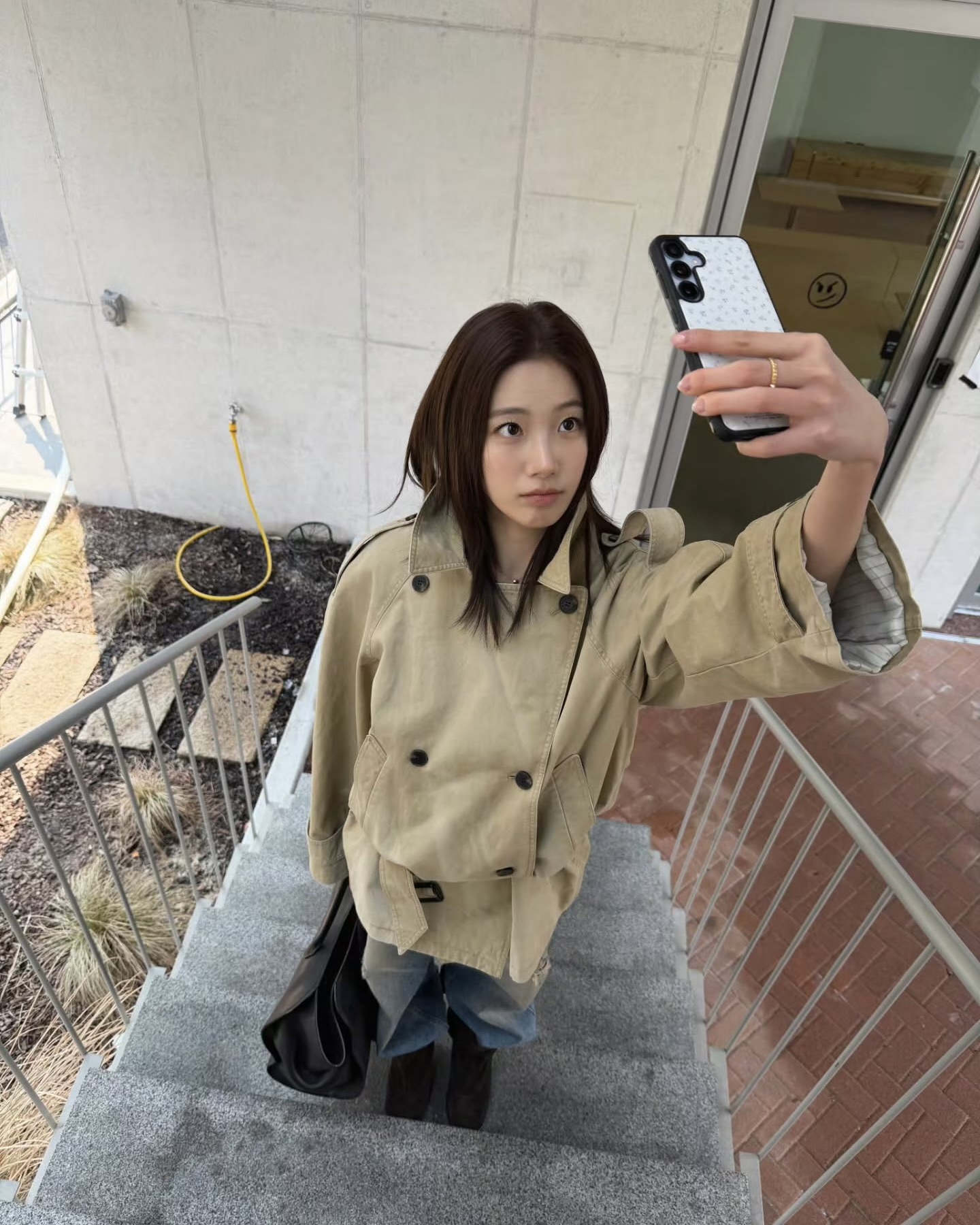 길이 덜어내고 다리는 길어 보이게✨
숏 트렌치코트 가볍게 입고, 센스는 묵직하게 챙기자🕵🏻‍♀️😉

매번 롱한 기장의 트렌치코트 앞에서 아우터 선택을 망설였다면, 숏 혹은 하프 기장의 트렌치코트를 입어보세요. 기장이 짧아질수록 상체는 한층 간결해지고, 다리 비율은 자연스럽게 길어 보이게 만듭니다.

클래식한 디테일은 살리고 무게감은 덜어내, 체형에 부담 없이 세련된 분위기를 완성하죠. 여기에 하이웨이스트 하의로 허리선 높이고 톤을 맞춘 이너로 시선을 정리하면 비율은 더욱 또렷해집니다. 올봄, 숏 트렌치코트로 스타일과 비율 모두 살려보세요. 이미지7