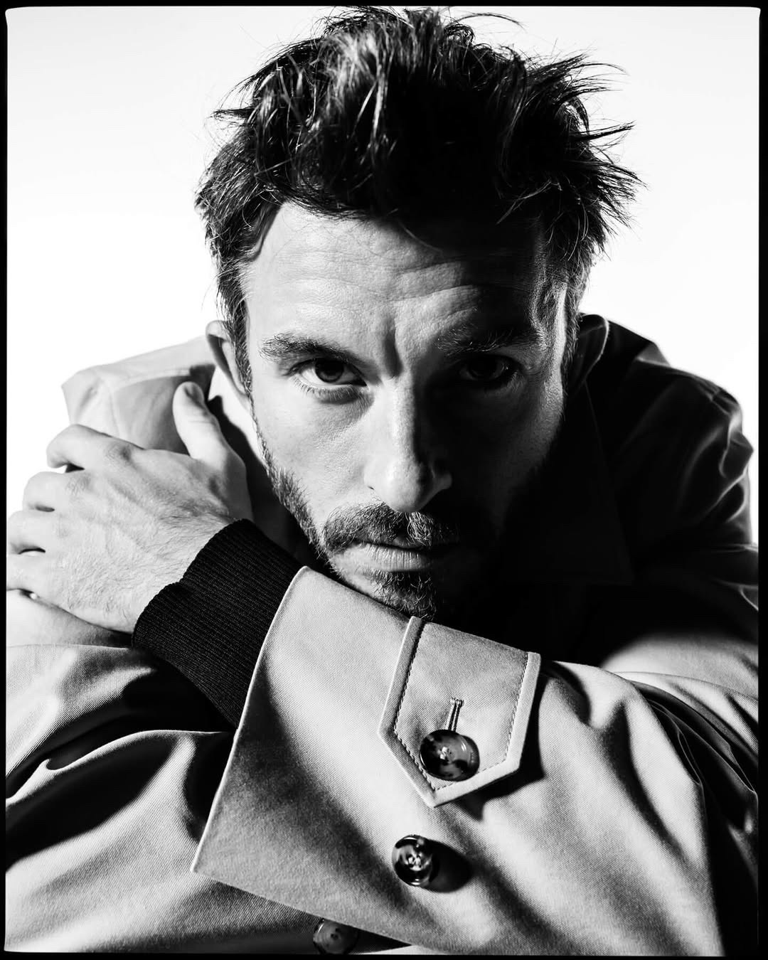 버버리 트렌치코트🧥아이콘 박진영?
버버리 26년 봄/여름 아이코닉 스타일의 정수, 트렌치코트 모델 이미지10