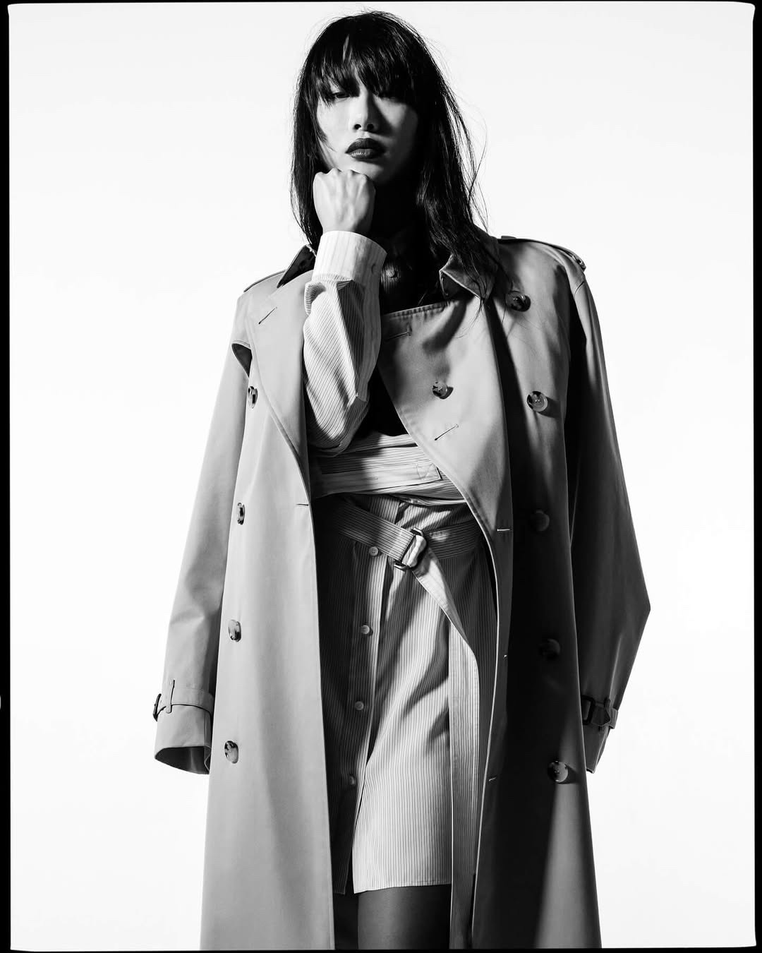 버버리 트렌치코트🧥아이콘 박진영?
버버리 26년 봄/여름 아이코닉 스타일의 정수, 트렌치코트 모델 이미지6