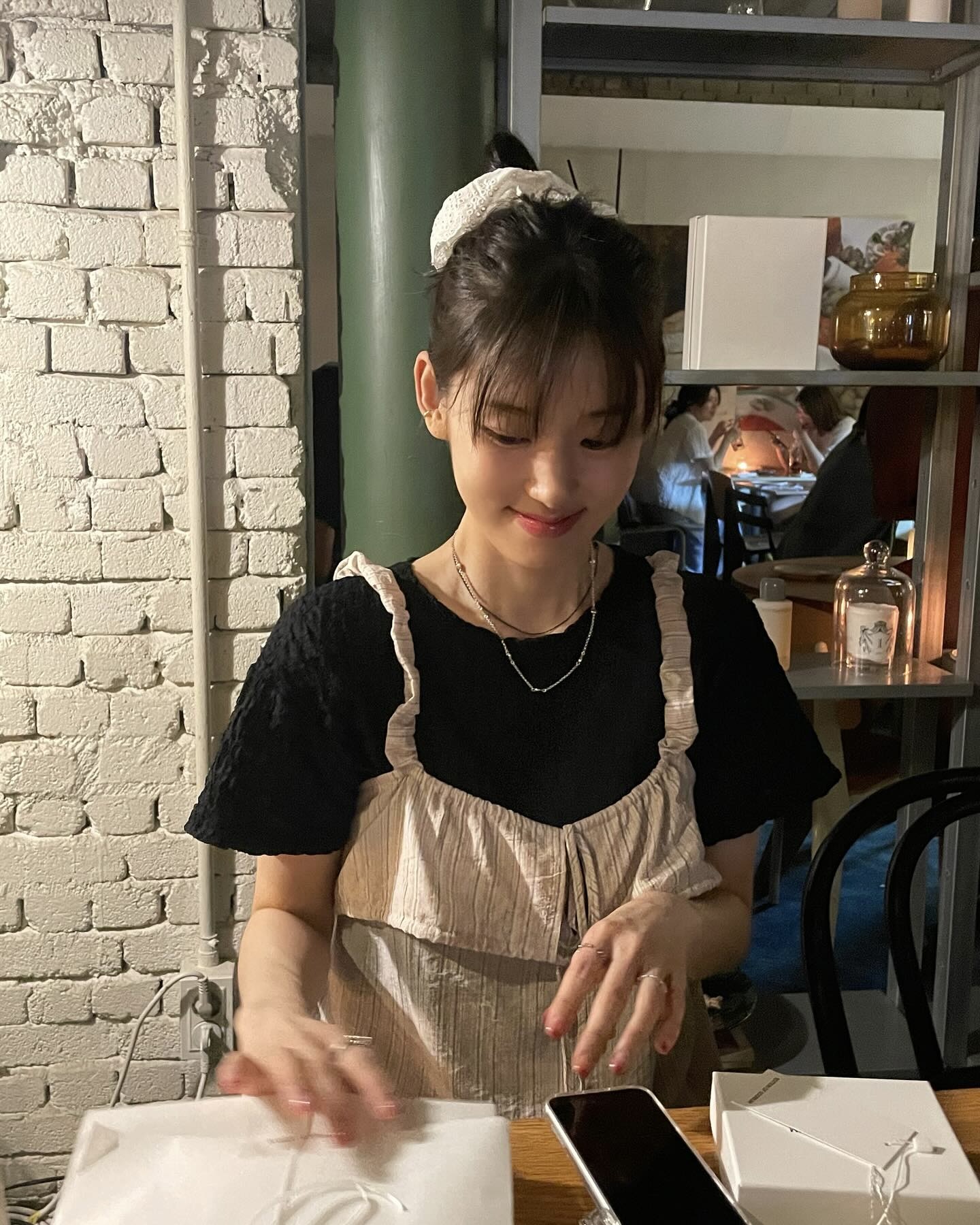 머리끈 하나만 챙겨봐💖
데일리 룩에 포인트 더해줄 헤어 스크런치🌷✨ 이미지8