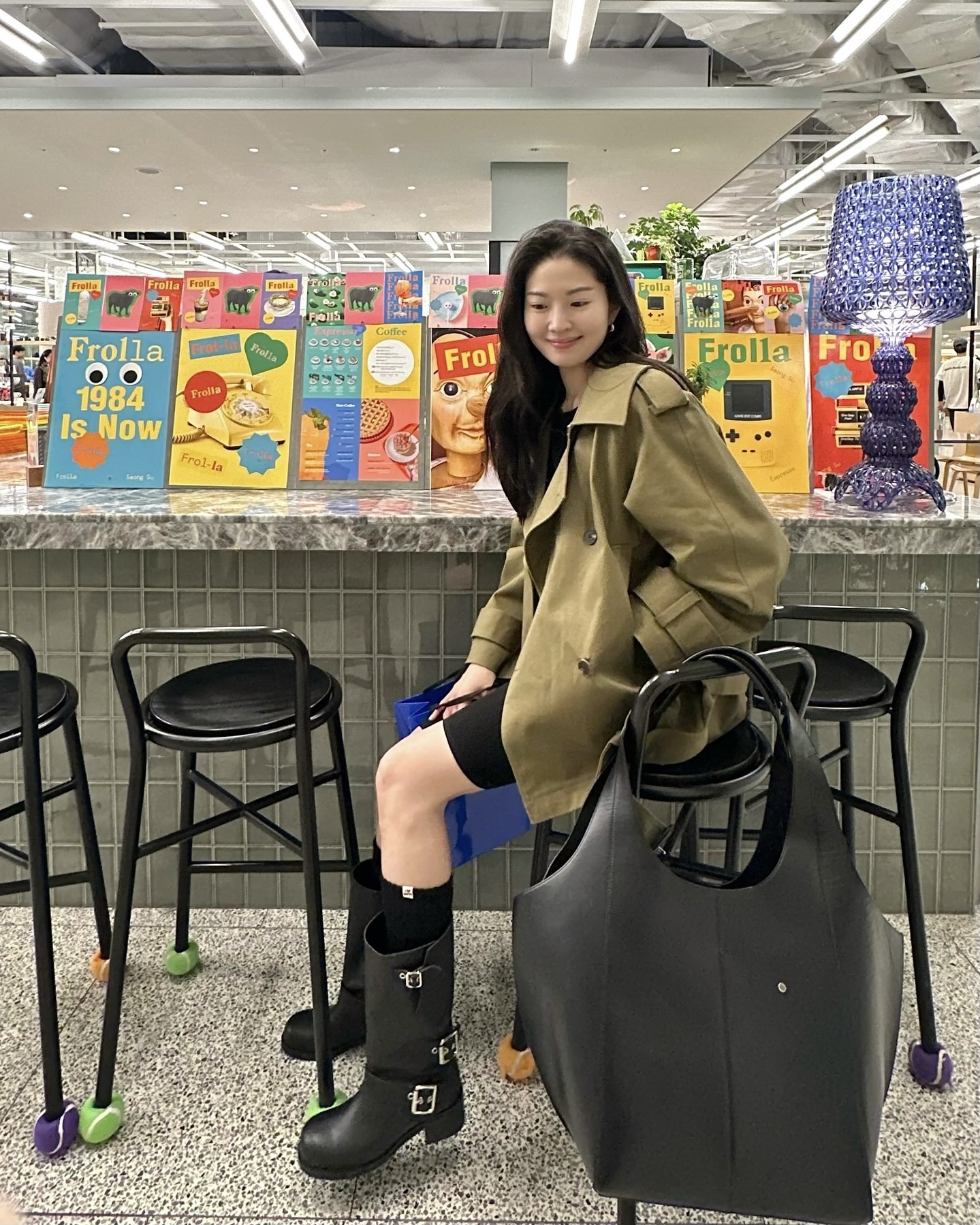 길이 덜어내고 다리는 길어 보이게✨
숏 트렌치코트 가볍게 입고, 센스는 묵직하게 챙기자🕵🏻‍♀️😉

매번 롱한 기장의 트렌치코트 앞에서 아우터 선택을 망설였다면, 숏 혹은 하프 기장의 트렌치코트를 입어보세요. 기장이 짧아질수록 상체는 한층 간결해지고, 다리 비율은 자연스럽게 길어 보이게 만듭니다.

클래식한 디테일은 살리고 무게감은 덜어내, 체형에 부담 없이 세련된 분위기를 완성하죠. 여기에 하이웨이스트 하의로 허리선 높이고 톤을 맞춘 이너로 시선을 정리하면 비율은 더욱 또렷해집니다. 올봄, 숏 트렌치코트로 스타일과 비율 모두 살려보세요. 이미지8