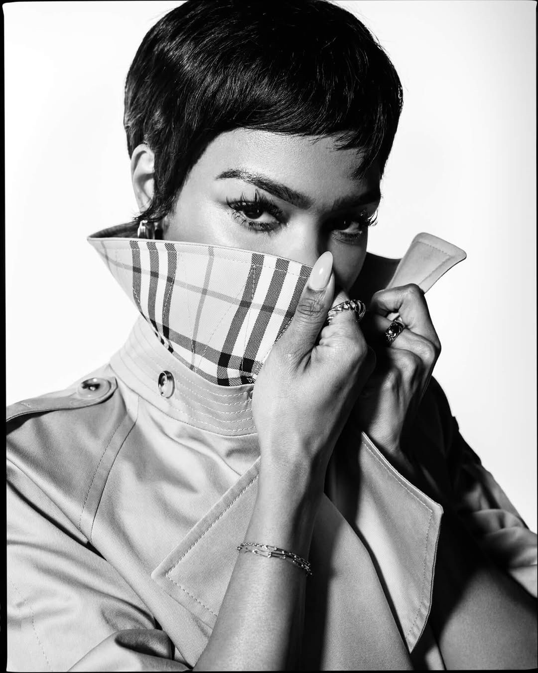 버버리 트렌치코트🧥아이콘 박진영?
버버리 26년 봄/여름 아이코닉 스타일의 정수, 트렌치코트 모델 이미지8