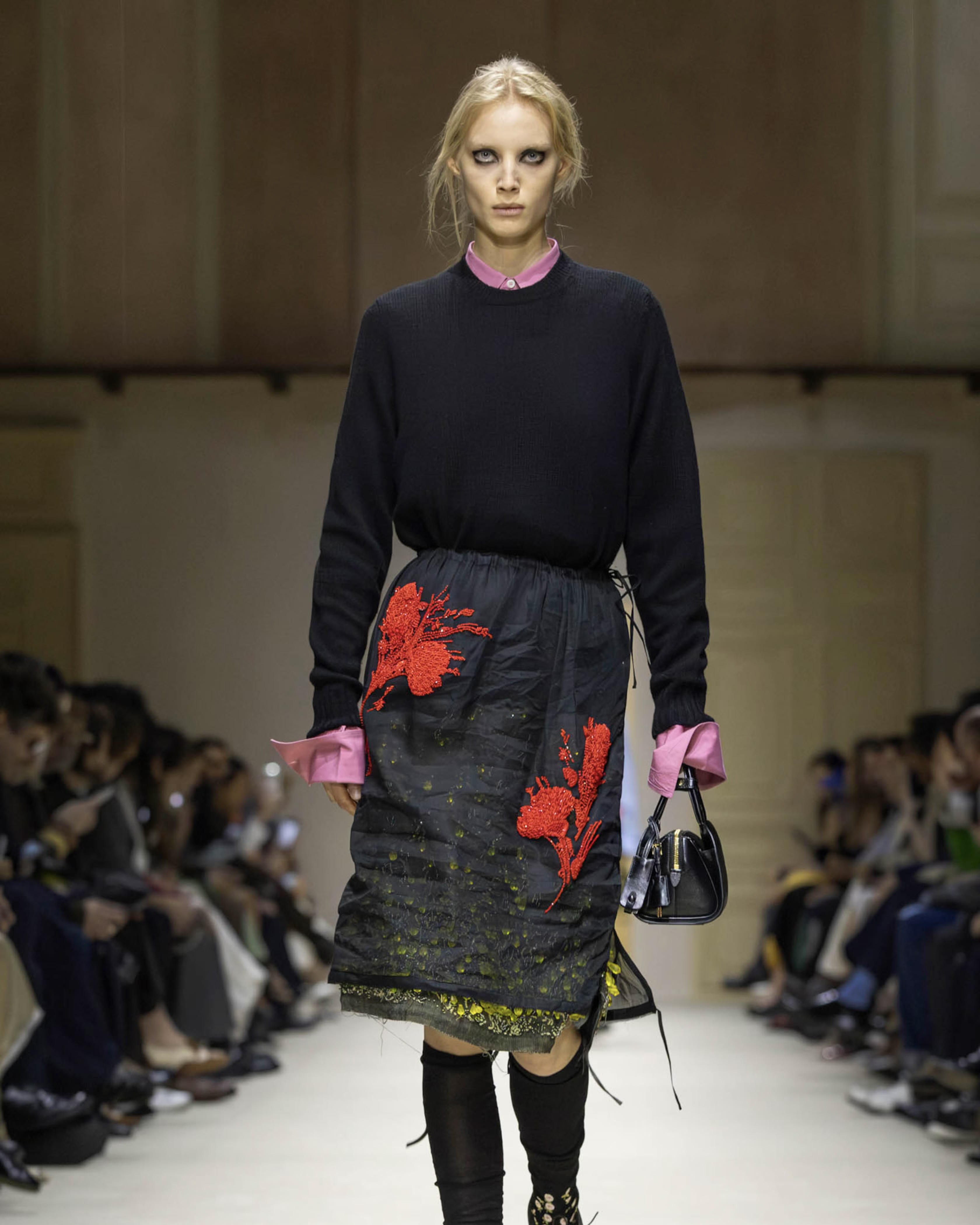 팬츠 말고 스커트를 겹친다고?😮
한 겹 더해 깊이 있게, 프라다식 스커트 레이어드 확인해 봐✨💗

프라다 2026 가을 / 겨울 패션쇼는 겹겹이 쌓아 올린 레이어드 룩으로 강한 인상을 남겼는데요. 여러 아이템을 층층이 더해 완성한 실루엣 가운데 주목할 요소는 스커트입니다. 베이직한 아이템에 한 겹 더하는 방식만으로도 전혀 다른 분위기를 만들죠.

울과 새틴, 시스루 등 서로 다른 소재를 한 룩에 담아낸 것도 눈에 띄는데요. 묵직한 원단 위에 가볍고 얇은 소재를 겹쳐 자연스러운 대비를 만들고, 그 차이에서 오는 깊이감으로 매력을 살렸죠. 이번 시즌 스커트 레이어드로 색다른 스타일을 완성해 보세요. 이미지9