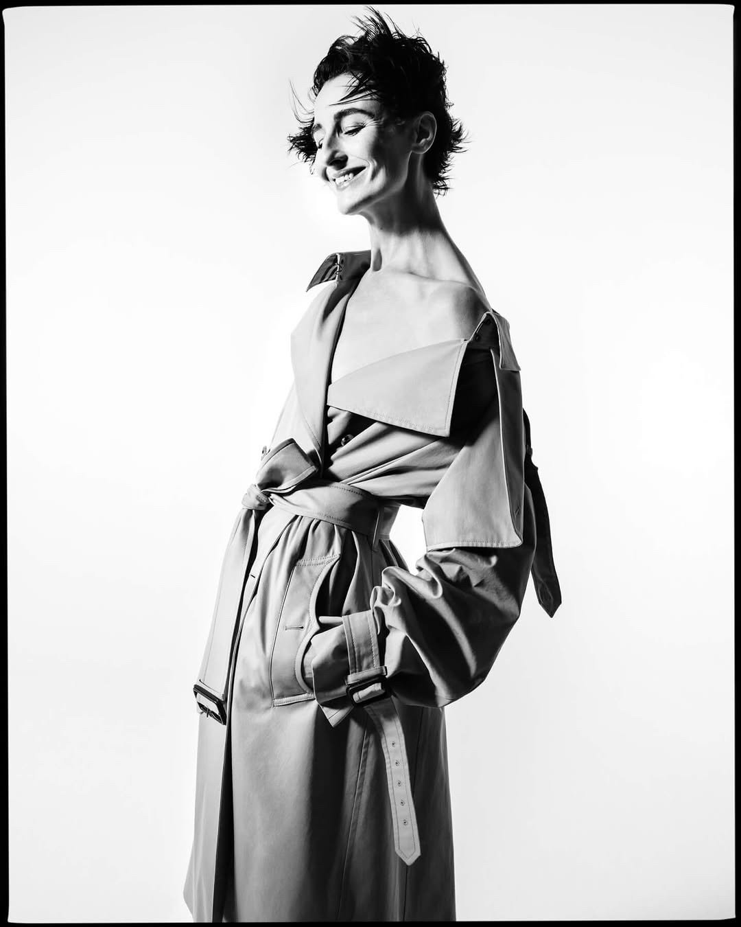 버버리 트렌치코트🧥아이콘 박진영?
버버리 26년 봄/여름 아이코닉 스타일의 정수, 트렌치코트 모델 이미지7